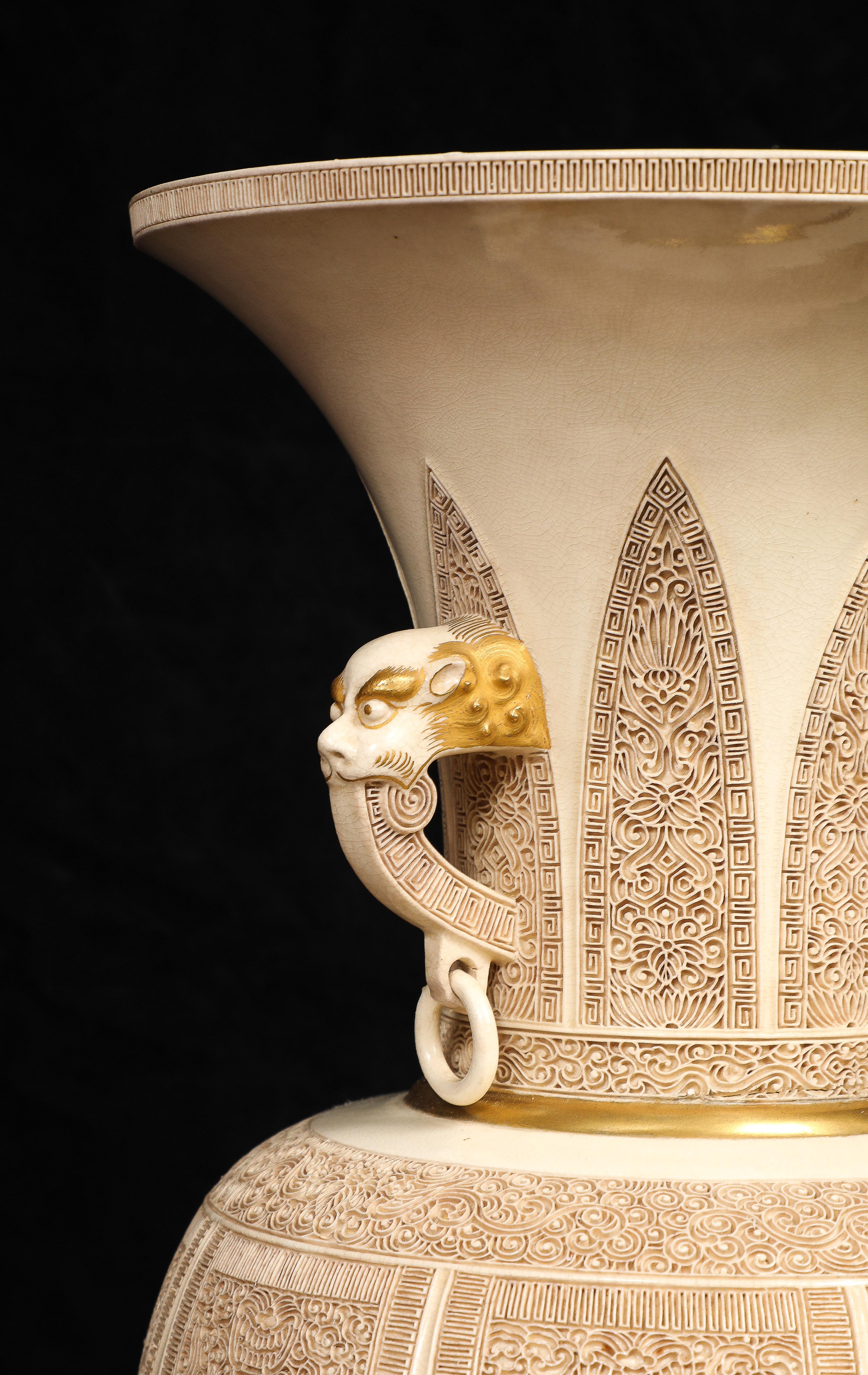 Seltene japanische Meiji Satsuma Crackle Ware Vase w / Carving von Tashiro Factory im Angebot 2