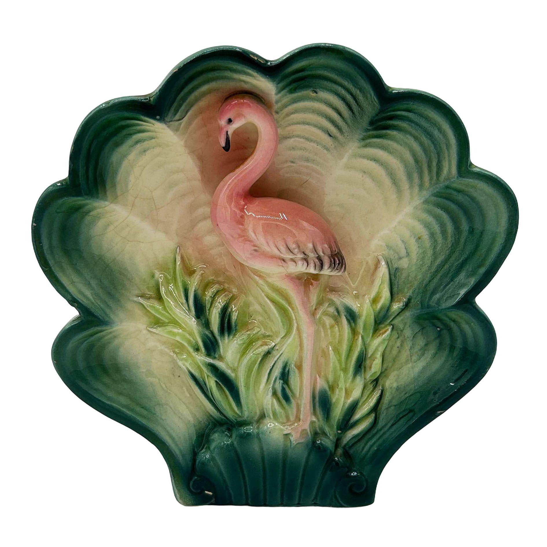 Jardinera de pared de cerámica rosa y verde de mediados de siglo de California Pottery con temática de flamencos. La Jardinera de pared presenta un flamenco rosa bellamente detallado con una concha de almeja detrás y grandes si. Se presenta en un