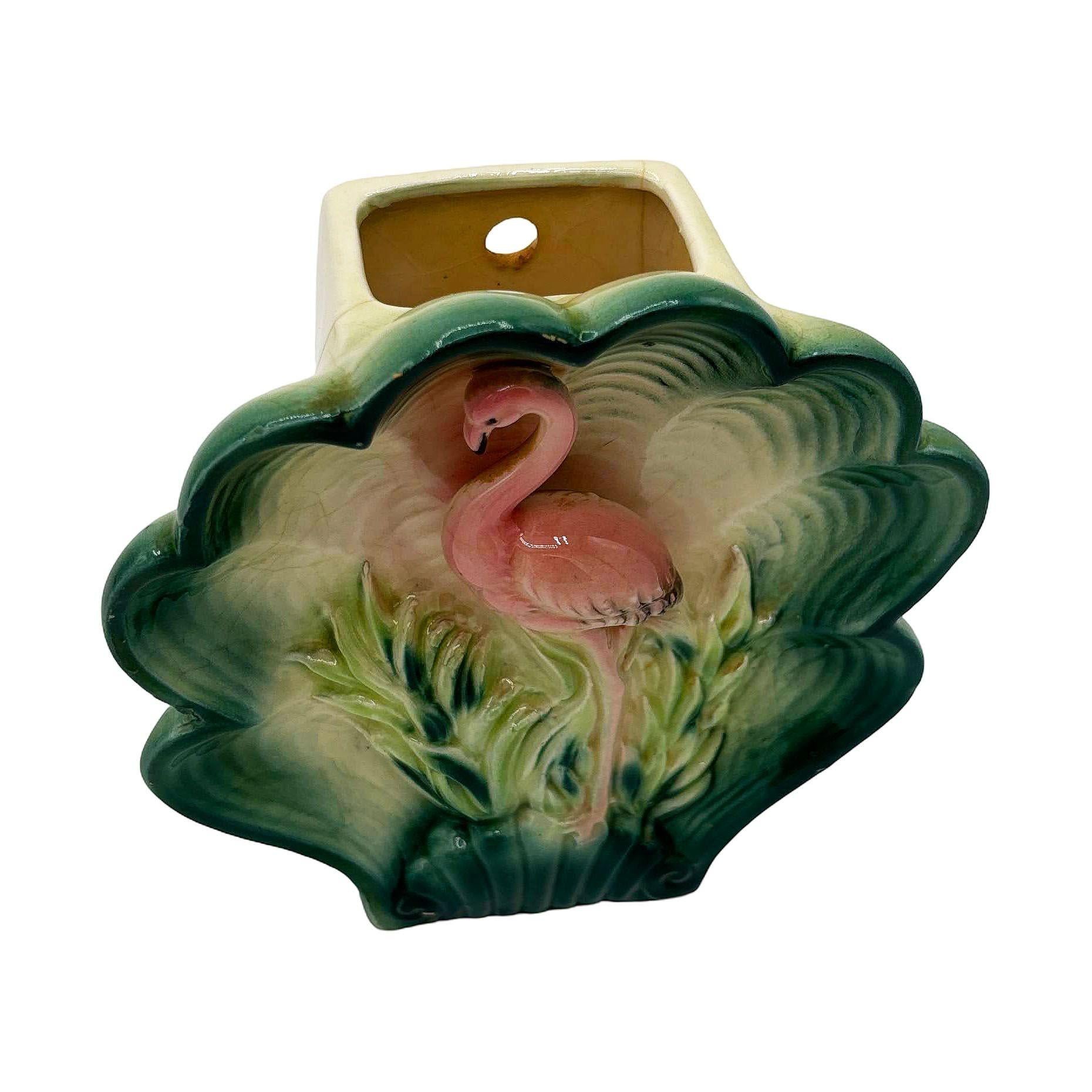 Raro macetero de pared japonés de mediados de siglo Tropical Calm Shell Flamingo Flower Moderno de mediados de siglo en venta
