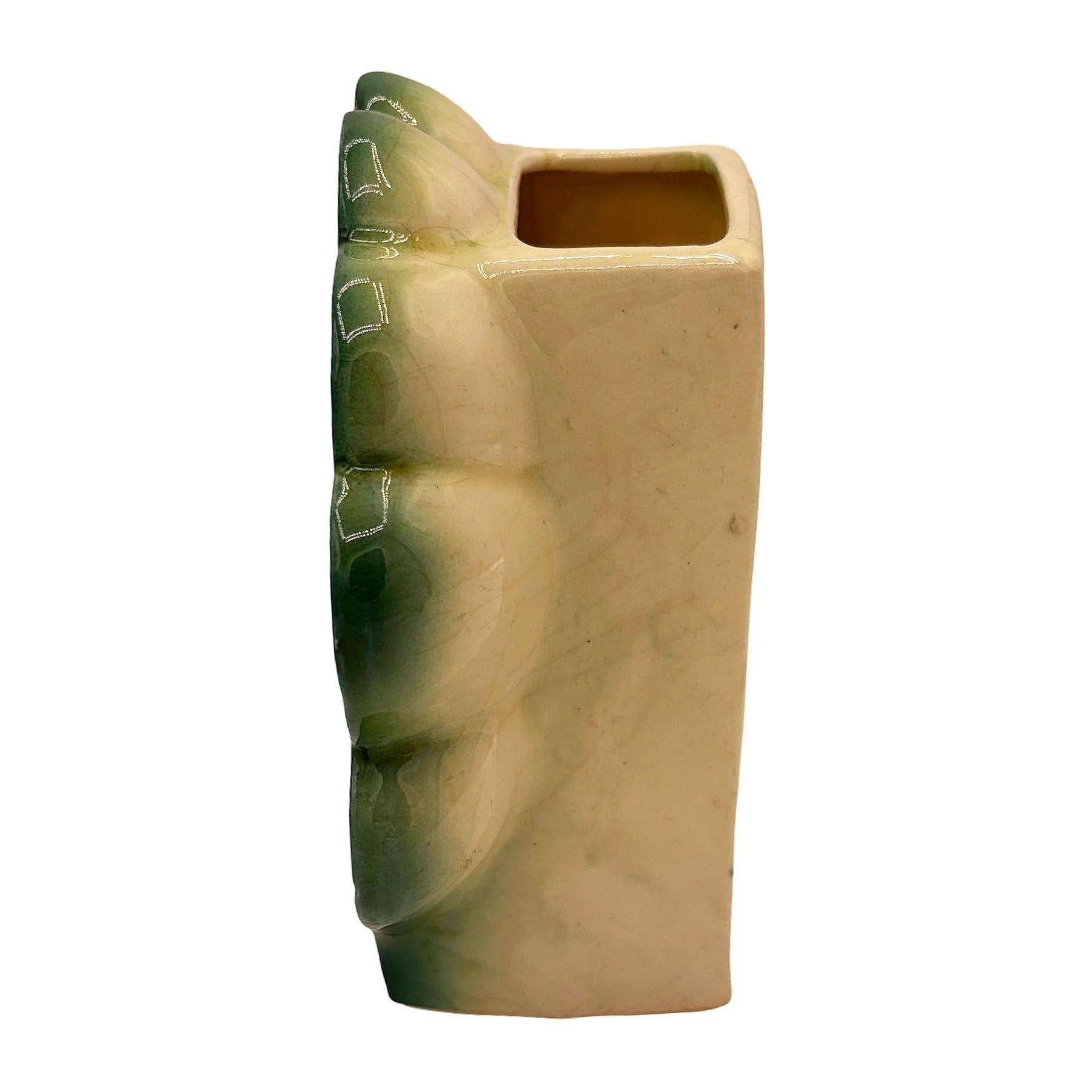 Raro macetero de pared japonés de mediados de siglo Tropical Calm Shell Flamingo Flower mediados del siglo XX en venta