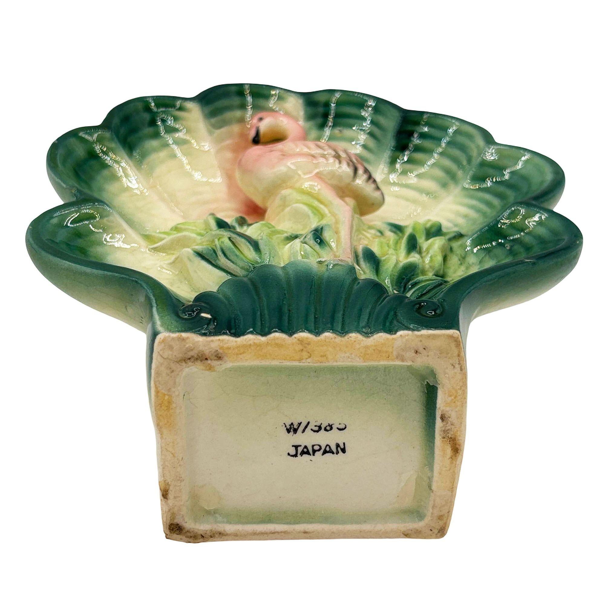 Raro macetero de pared japonés de mediados de siglo Tropical Calm Shell Flamingo Flower Cerámico en venta