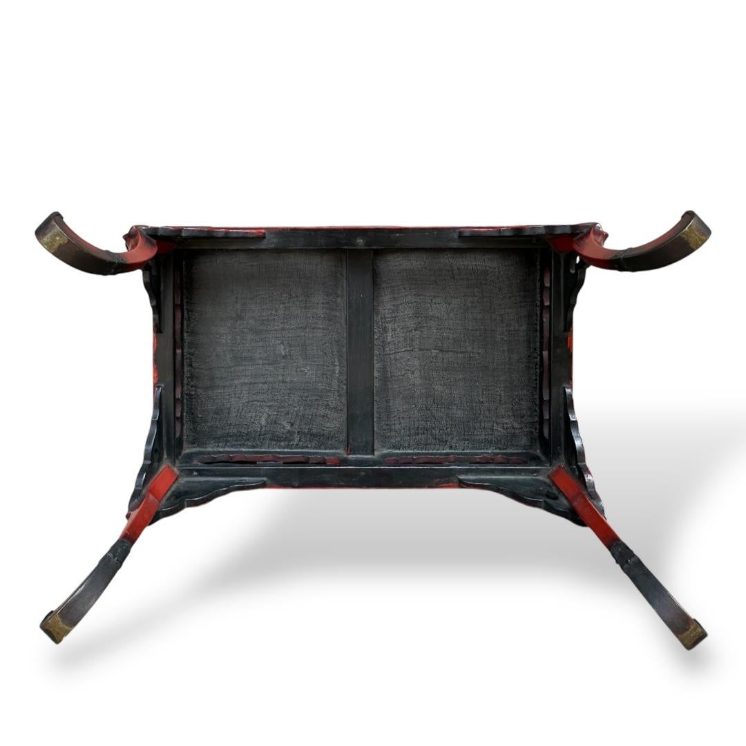 Rara Mesa Japonesa Negoro Lacada con Patas Curvas (Finales S. XVII-XVIII) en venta 9
