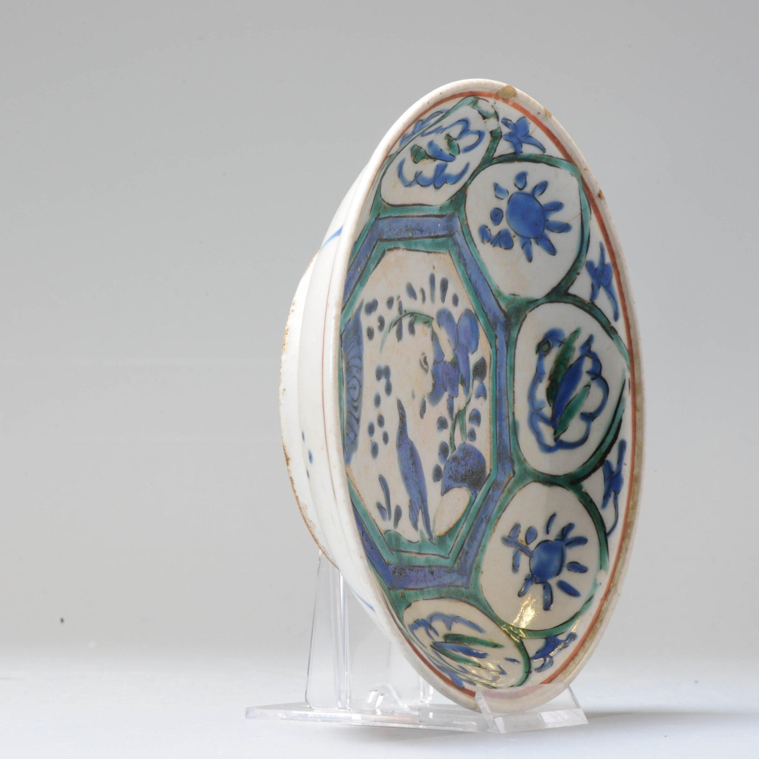 Joli petit plat de la seconde moitié du XVIIe siècle.

Il est peint en émaux surglacés dans le style d'un plat chinois Kraak. On peut y voir une scène typique de Kraak avec un oiseau sur un rocher et des fleurs et des objets dans la bordure/le
