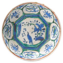 Raro piatto giapponese in porcellana con uccelli floreali e oggetti Kakiemon Rock, 1660-1670