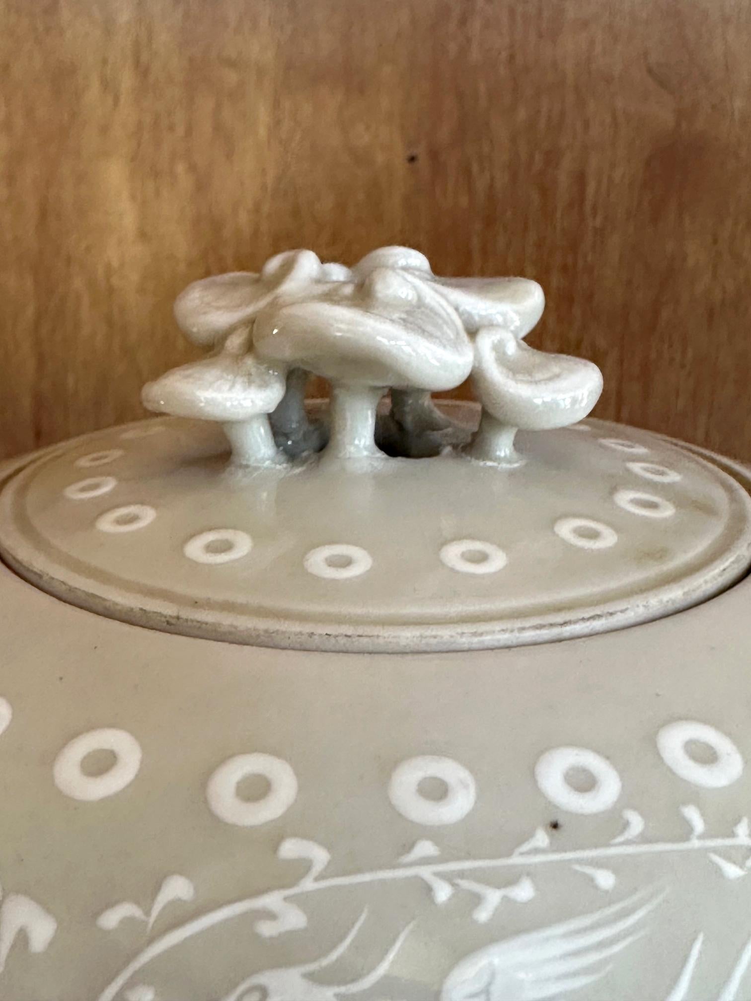 Rare Japanese Porcelain Incense Burner with Inlays Makuzu Kozan For Sale 7