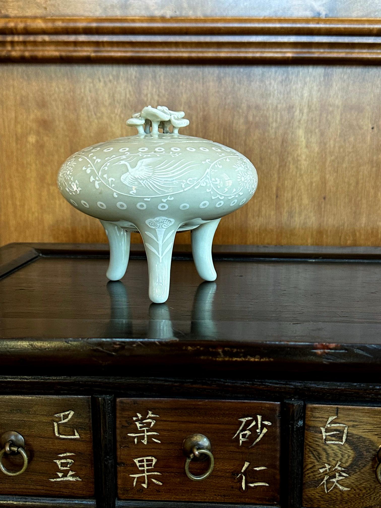 Rare Japanese Porcelain Incense Burner with Inlays Makuzu Kozan For Sale 12
