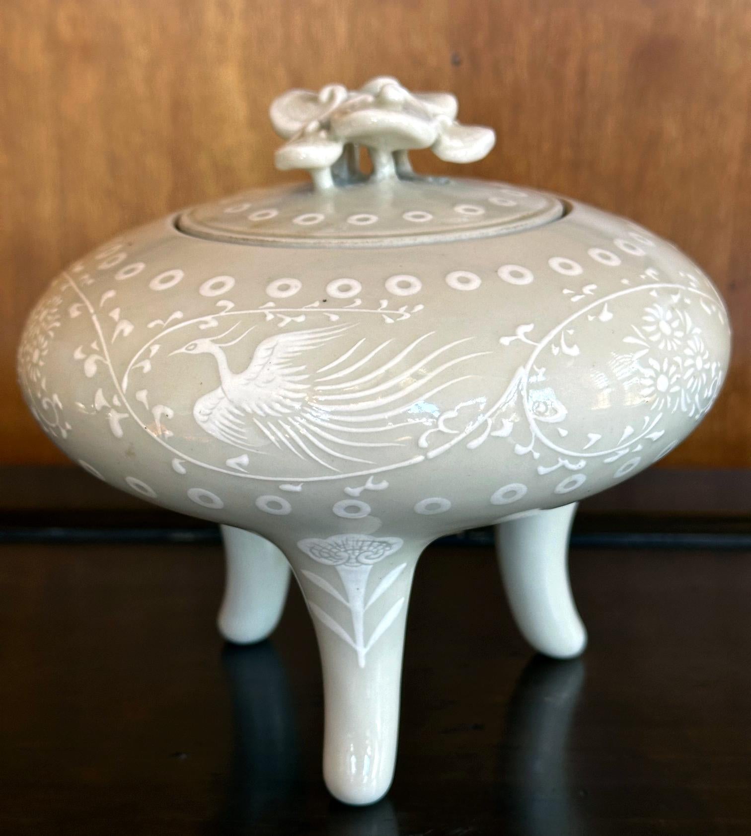 Meiji Rare Japanese Porcelain Incense Burner with Inlays Makuzu Kozan For Sale