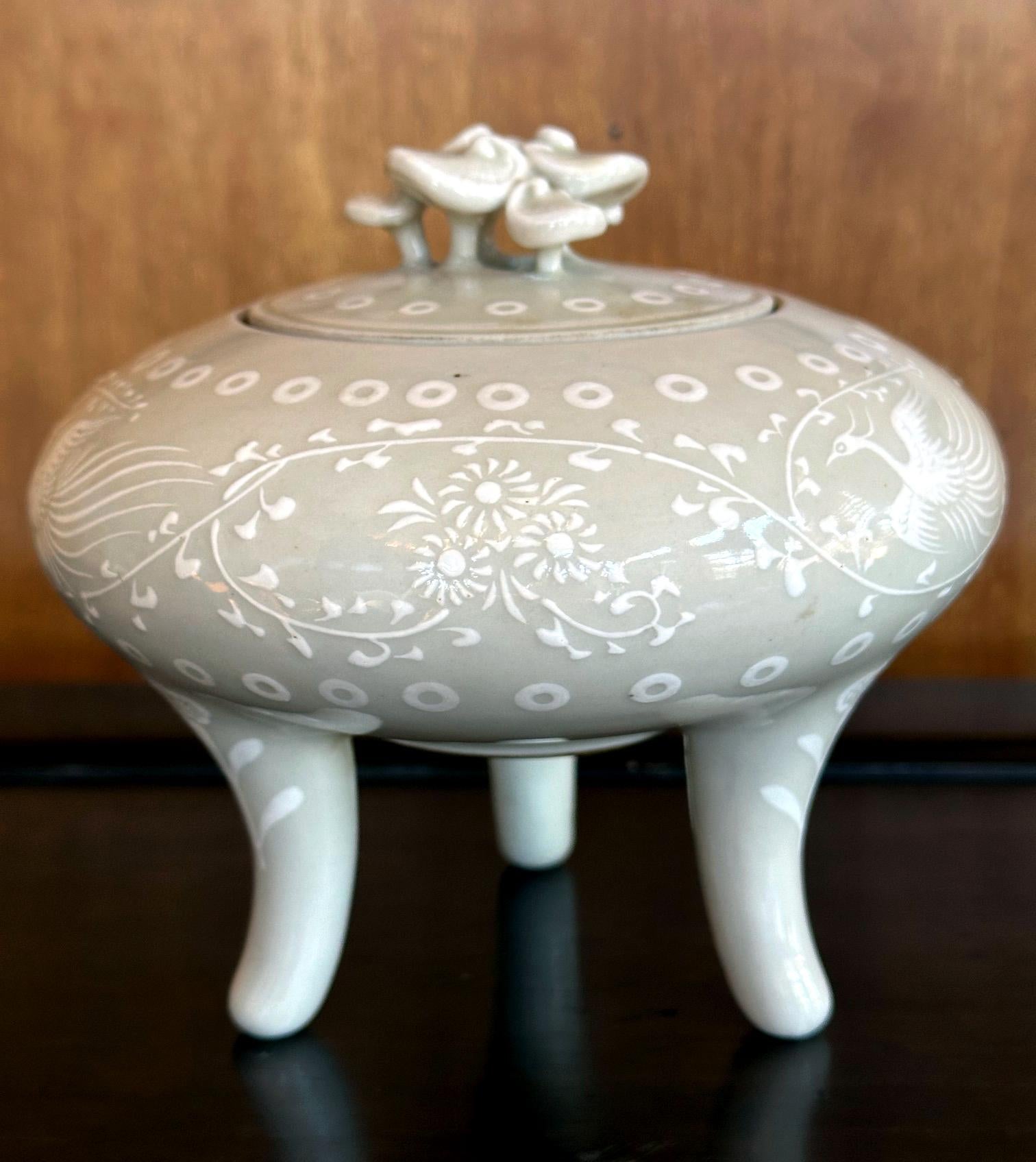 Japonais Rare brûleur d'encens japonais en porcelaine avec incrustations Makuzu Kozan en vente