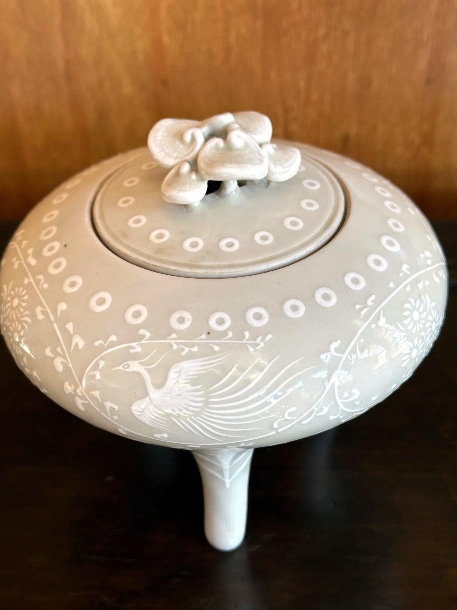 19th Century Rare Japanese Porcelain Incense Burner with Inlays Makuzu Kozan For Sale