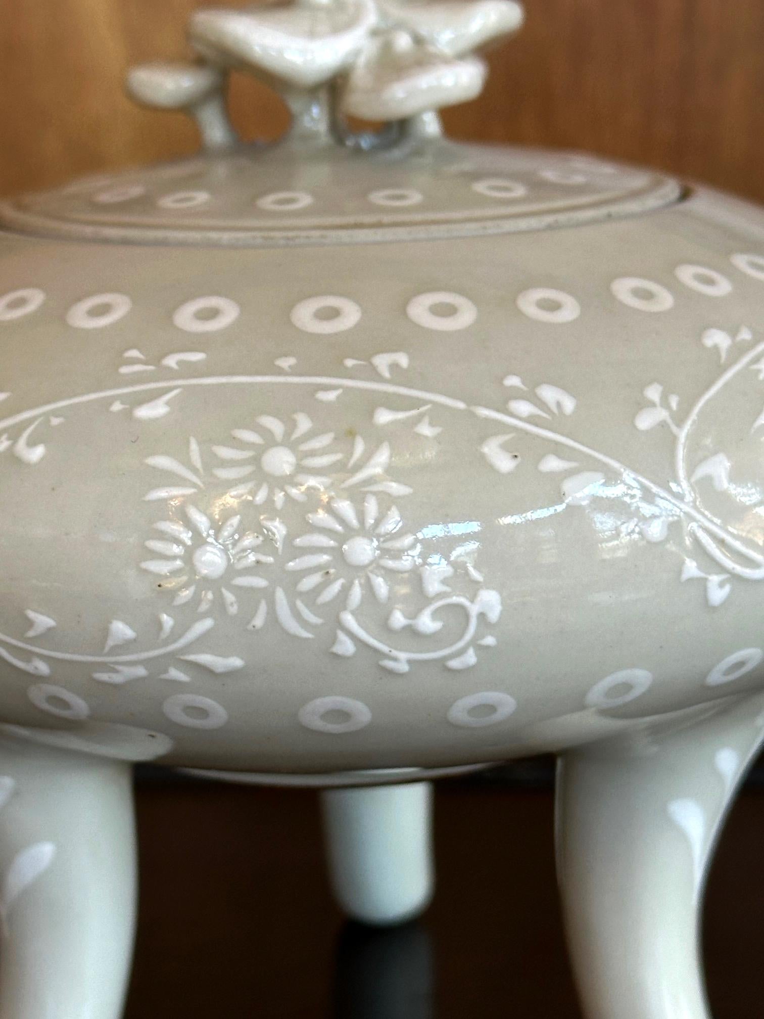 Rare Japanese Porcelain Incense Burner with Inlays Makuzu Kozan For Sale 3