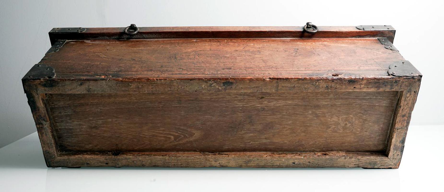 Seltene beschriftete japanische Wood Chest Zenibako auf Custom Stand (19. Jahrhundert) im Angebot