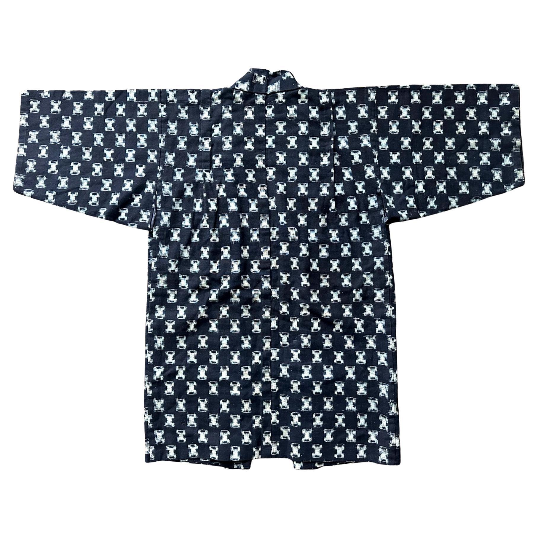 Un kimono d'enfant japonais tissé, rare et bien conservé, datant du début du 20e siècle (fin de la période Meiji). Le petit kimono était un excellent exemple de Nemaki (vêtement de nuit) pour un jeune garçon, reconnaissable à sa taille et à ses