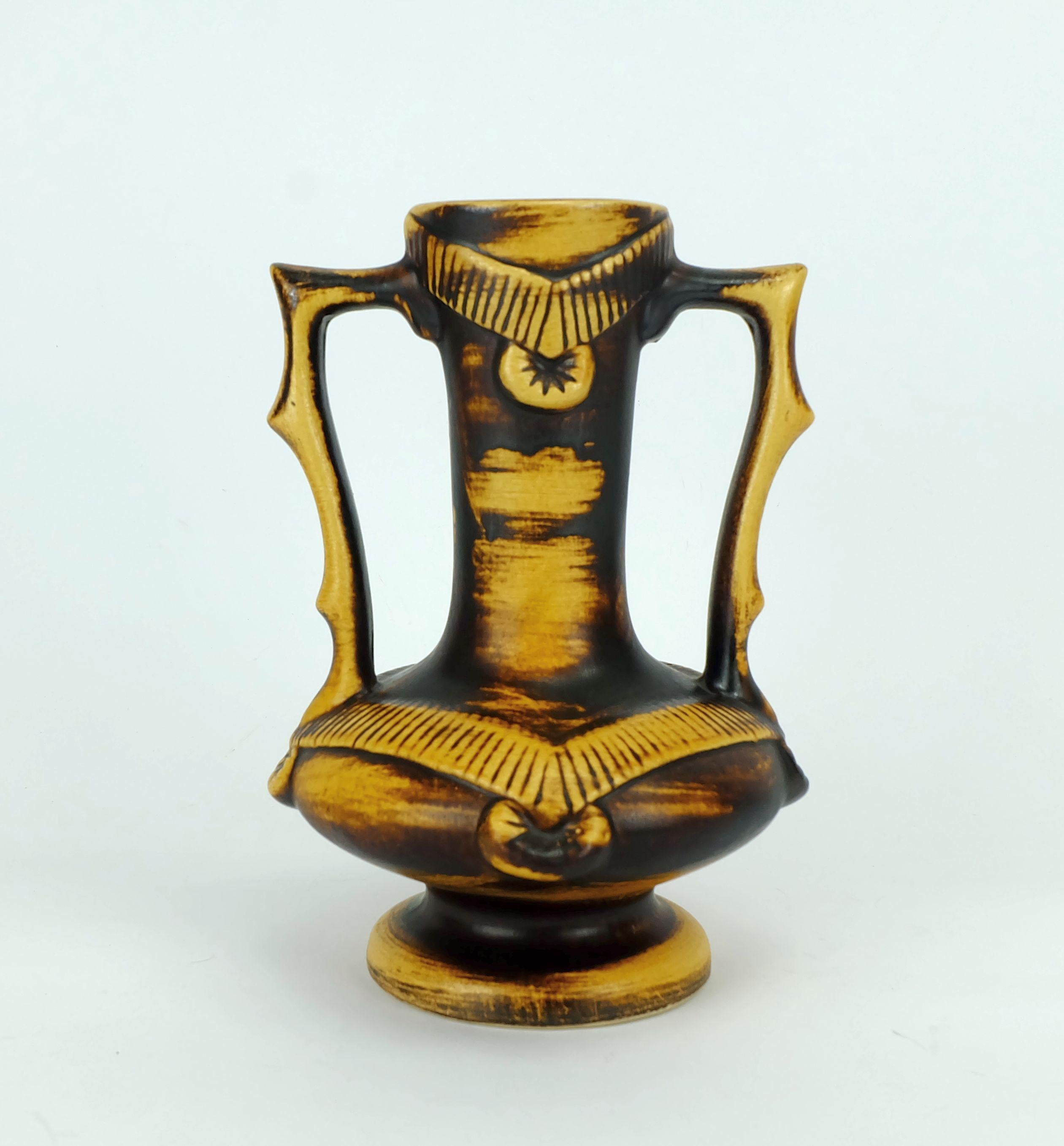 Rarissimo vaso di metà secolo prodotto da Jasba Keramik negli anni '60. Modello numero 1350/25 con due manici, smalto ocra e marrone scuro e una forma eccentrica molto insolita.

Dimensioni: Altezza 9 2/3