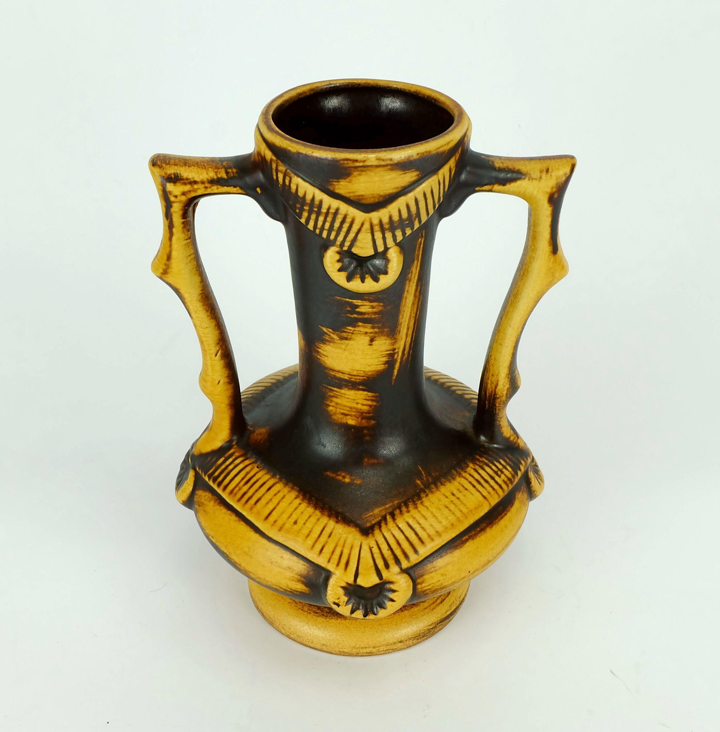 Mid-Century moderno raro vaso a doppio manico Jasba della metà del secolo, modello 1350/25, di forma eccezionale in vendita
