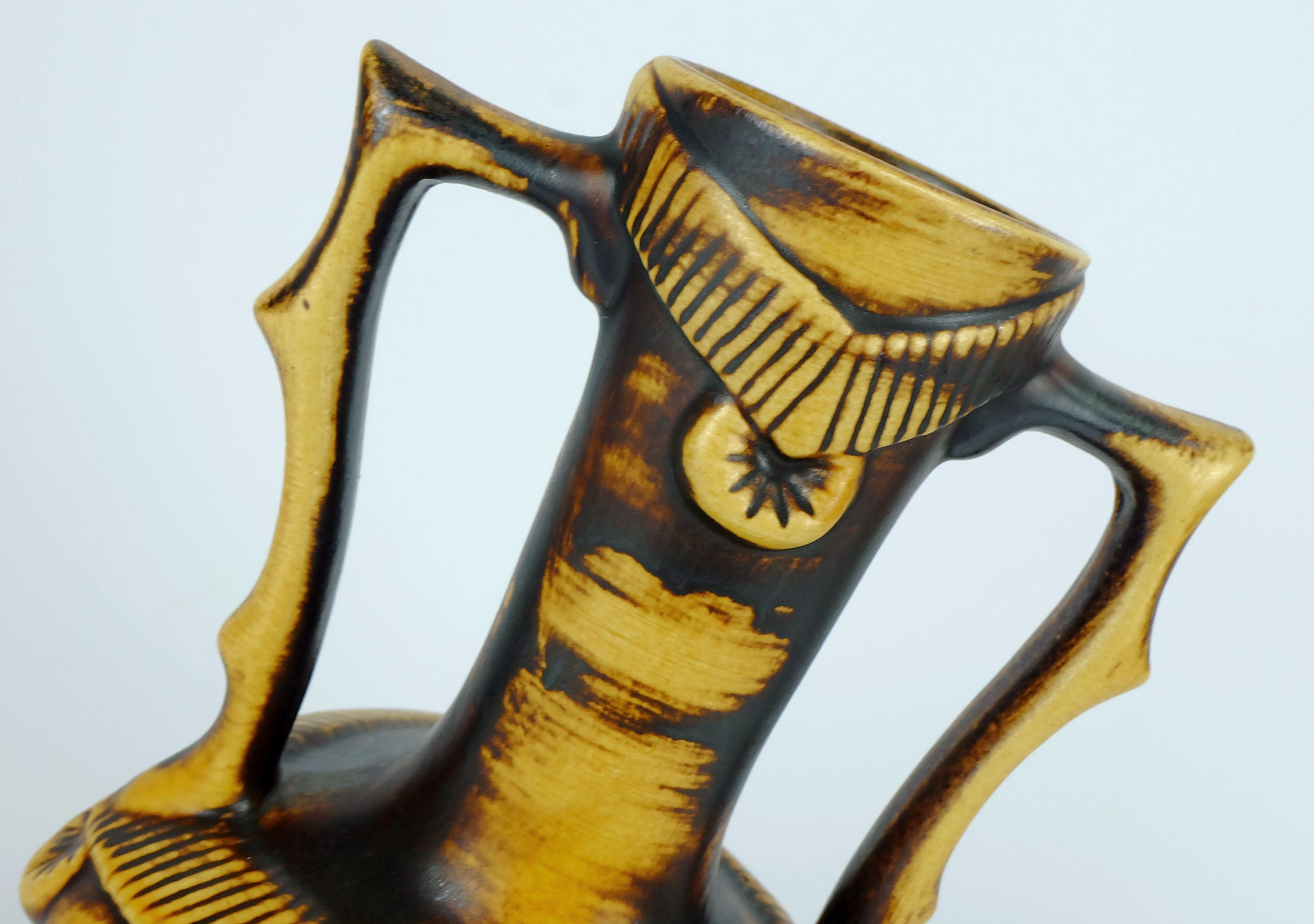 Metà XX secolo raro vaso a doppio manico Jasba della metà del secolo, modello 1350/25, di forma eccezionale in vendita