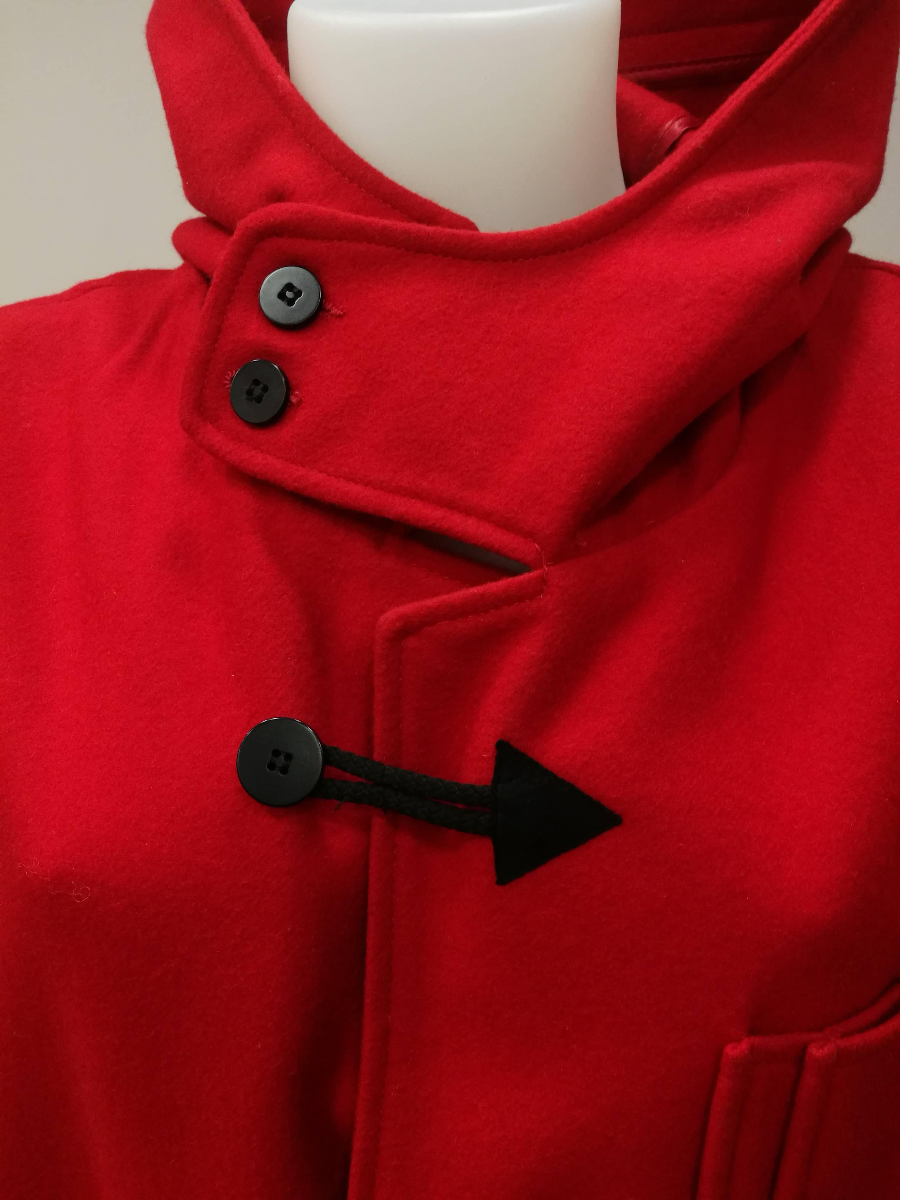 Rare manteau rouge J.C. de Castelbajac 

Manteau rare et unique de J.C. de Castelbajac avec inserts noirs, flèches et motifs.

Composition : 75 laine 20 nylon 5 autres

