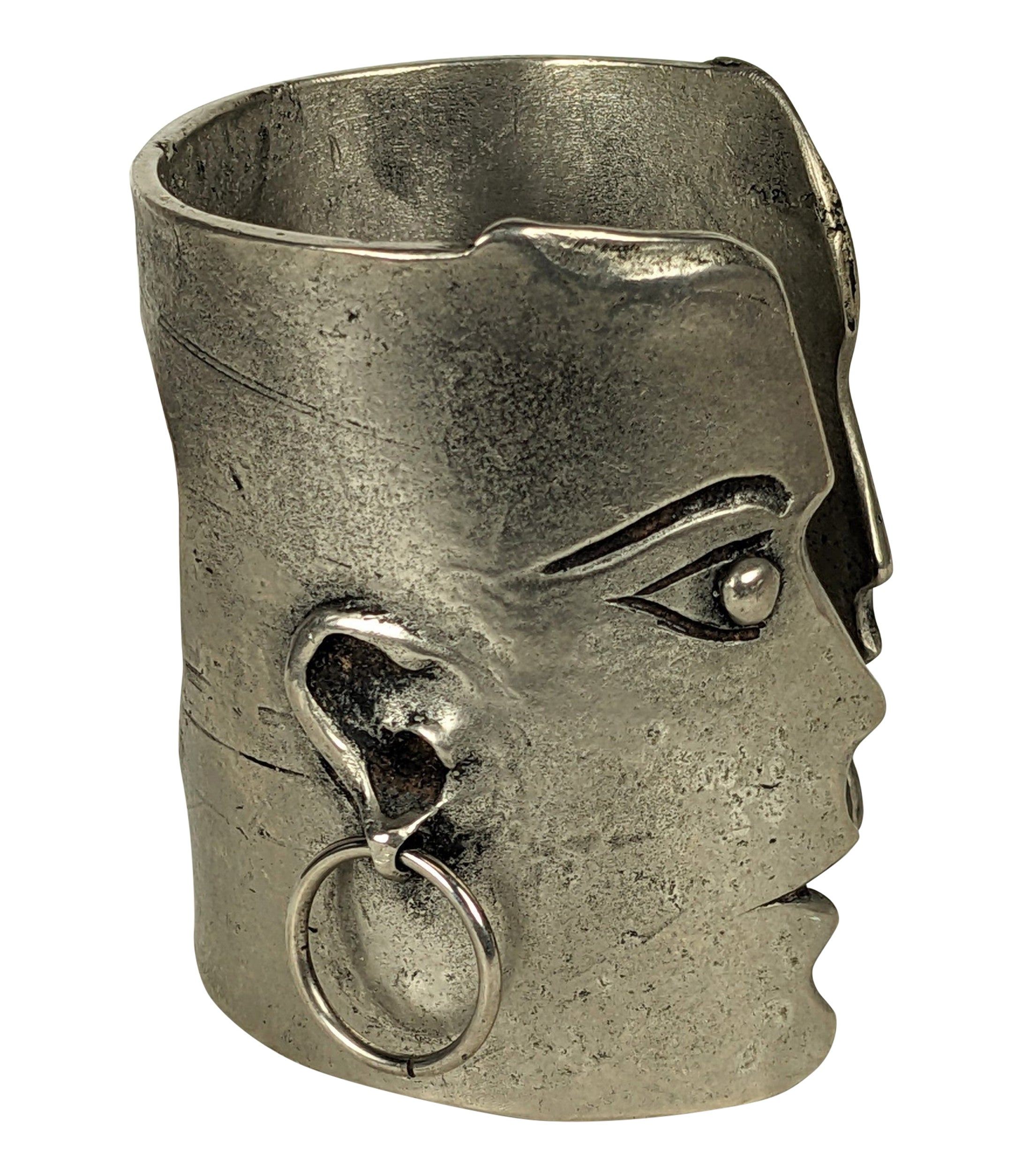 Raro brazalete con figura de Jean Charles de Castelbajac