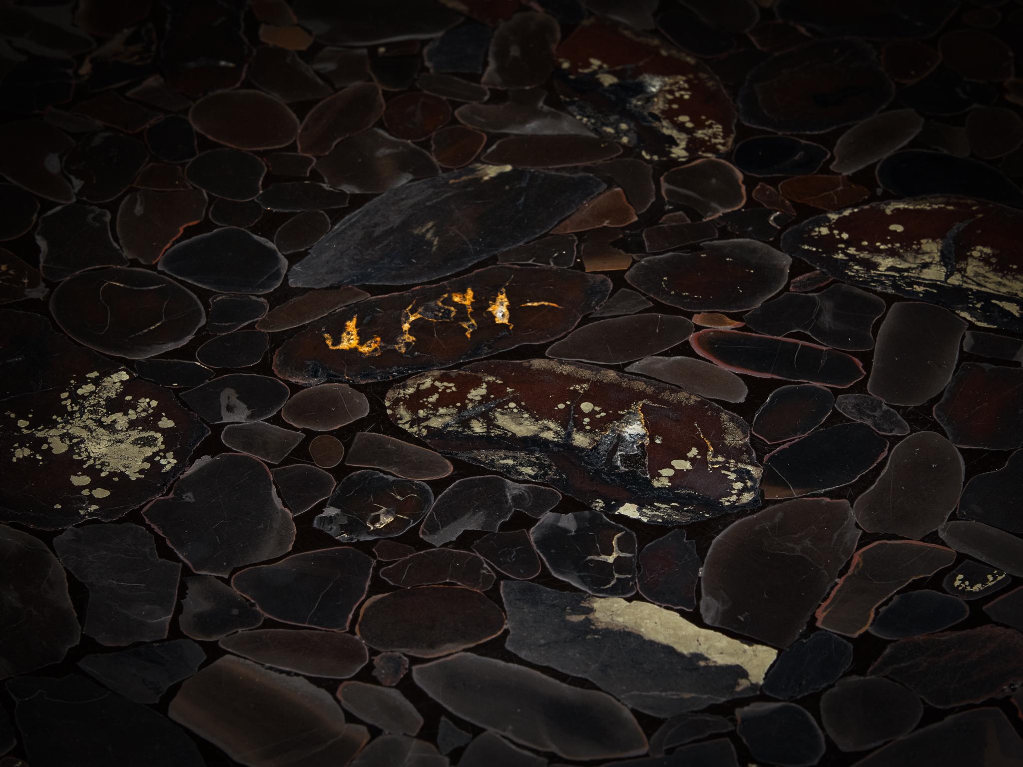 Belge Rare table basse en mosaïque de Jean Claude Dresse en hématite en vente