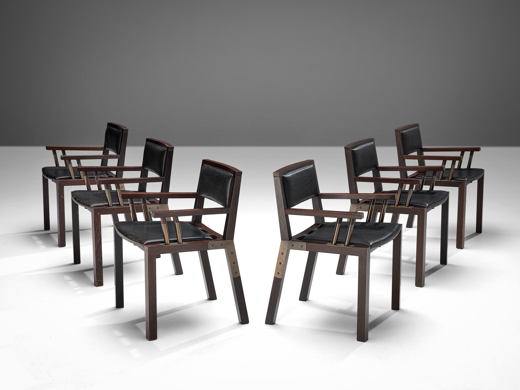 Jean-Michel Michele pour Tecno, ensemble de six chaises de salle à manger modèle 'Grand Louvre', wengé, cuir, Italie, circa 1989 

Ces chaises de salle à manger extrêmement rares ont été conçues par le célèbre architecte français Jean-Michel