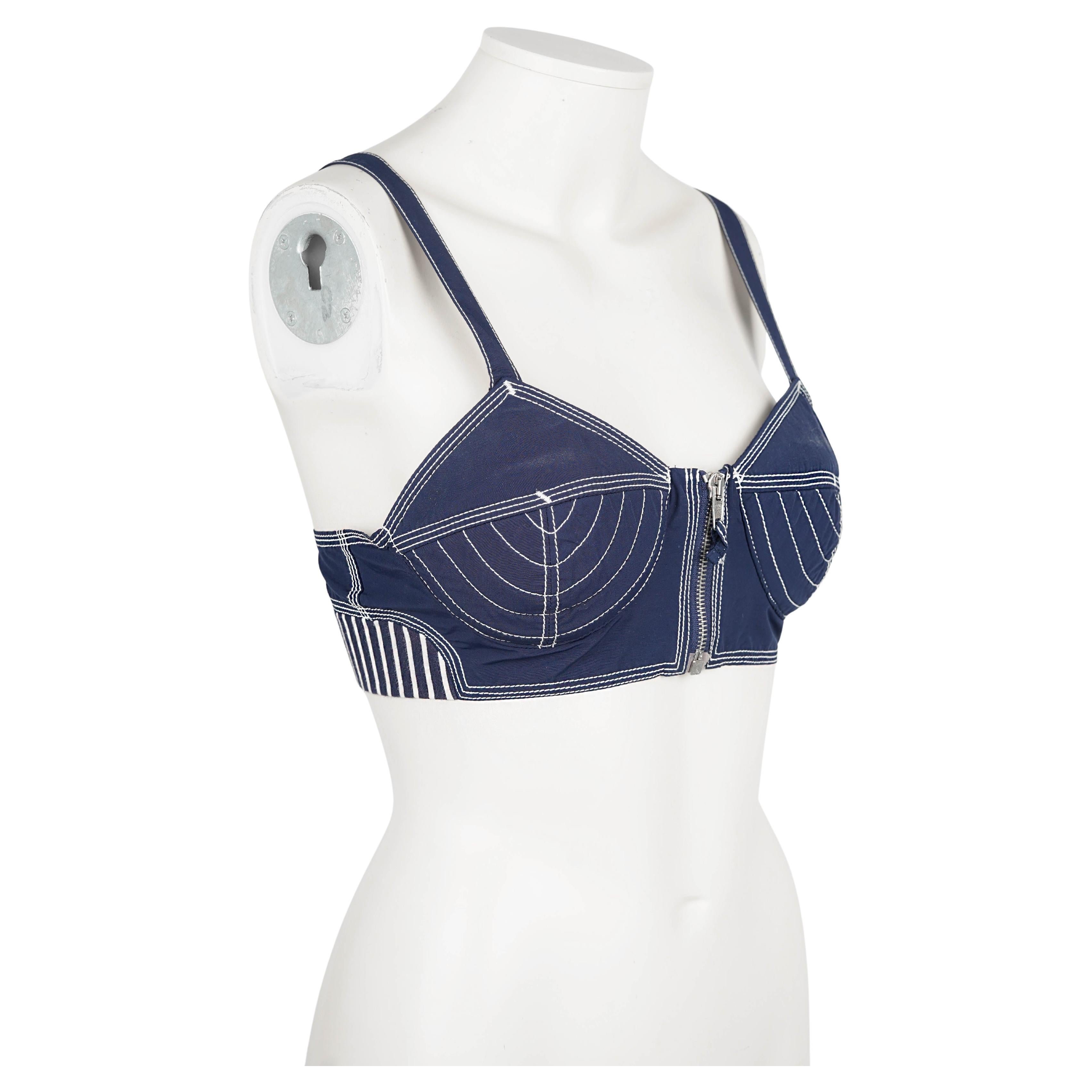 Este sujetador estructurado, pieza icónica de los archivos de la línea experimental Junior Gaultier de Jean Paul Gaultier, de la colección Otoño/Invierno 1987, capta con audacia la visión vanguardista del diseñador de la lencería como ropa