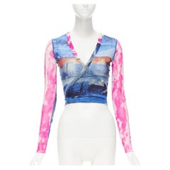 JEAN PAUL GAULTIER Haut cache-cœur vintage bleu et rose avec motif paysage urbain transparent, taille S