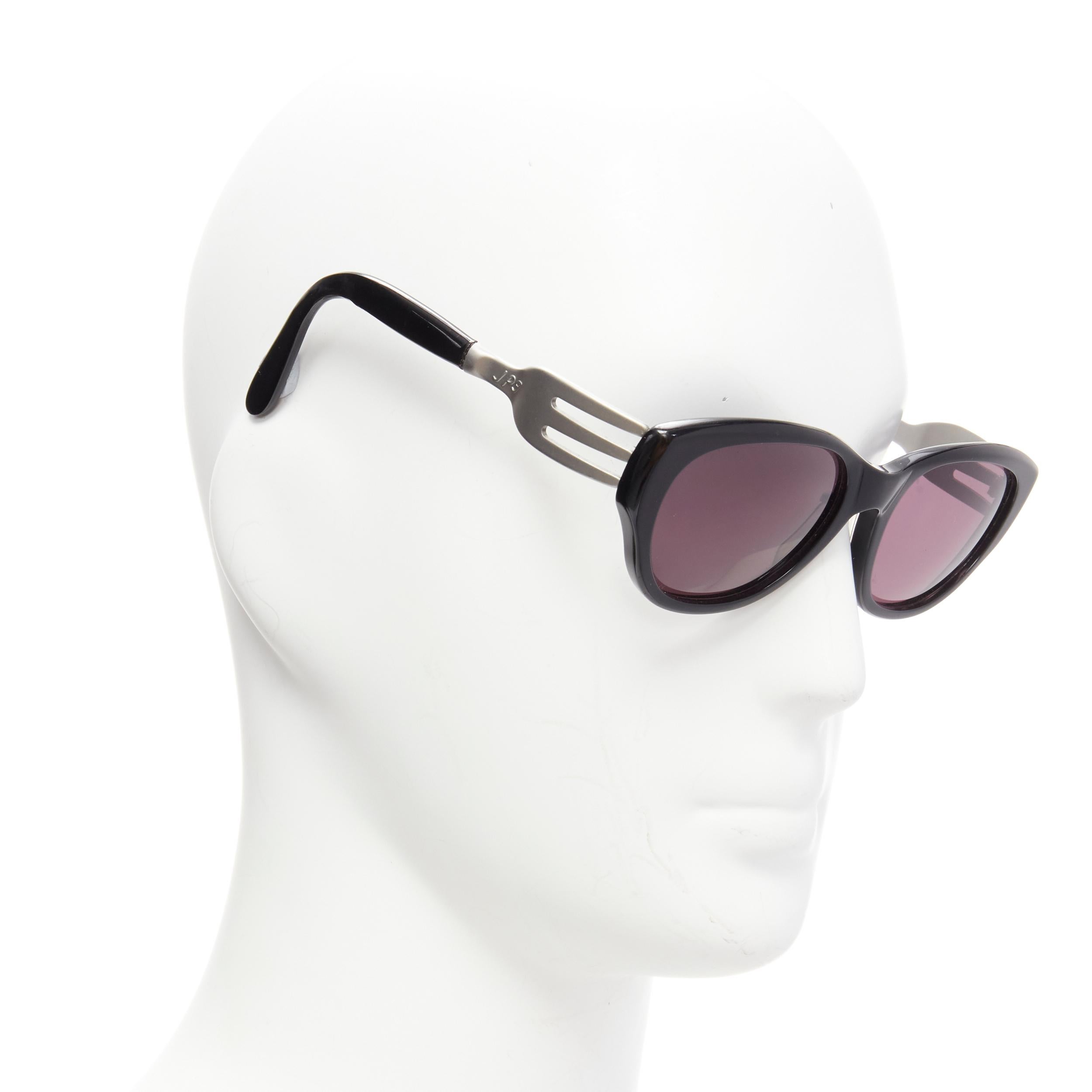 rare JEAN PAUL GAULTIER Vintage 56-3 silver fork temple black acetate sunglasses
Reference: TGAS/D00103
Brand: Jean Paul Gaultier
Designer: Jean Paul Gaultier
Collection: Vintage
Material: Metal, Acetate
Color: Black, Silver
Pattern: Solid
Closure: