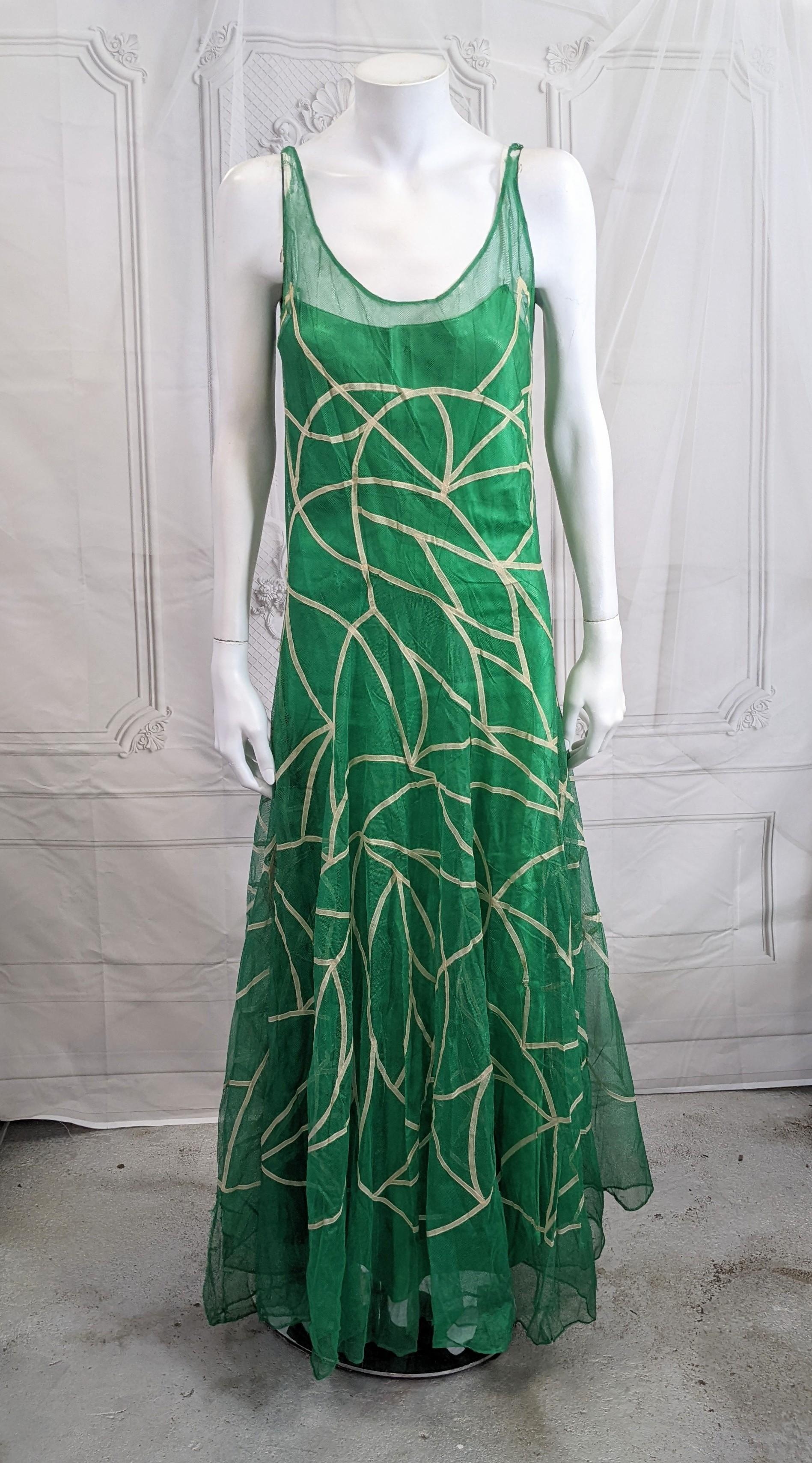 Rare et importante robe Jeanne Lanvin Art Déco en tulle de l'été 1931 en tulle de soie vert sauterelle avec des bandes de tulle naturel appliquées pour créer des motifs semblables à des pétales sur la robe. Une conception extrêmement intelligente,