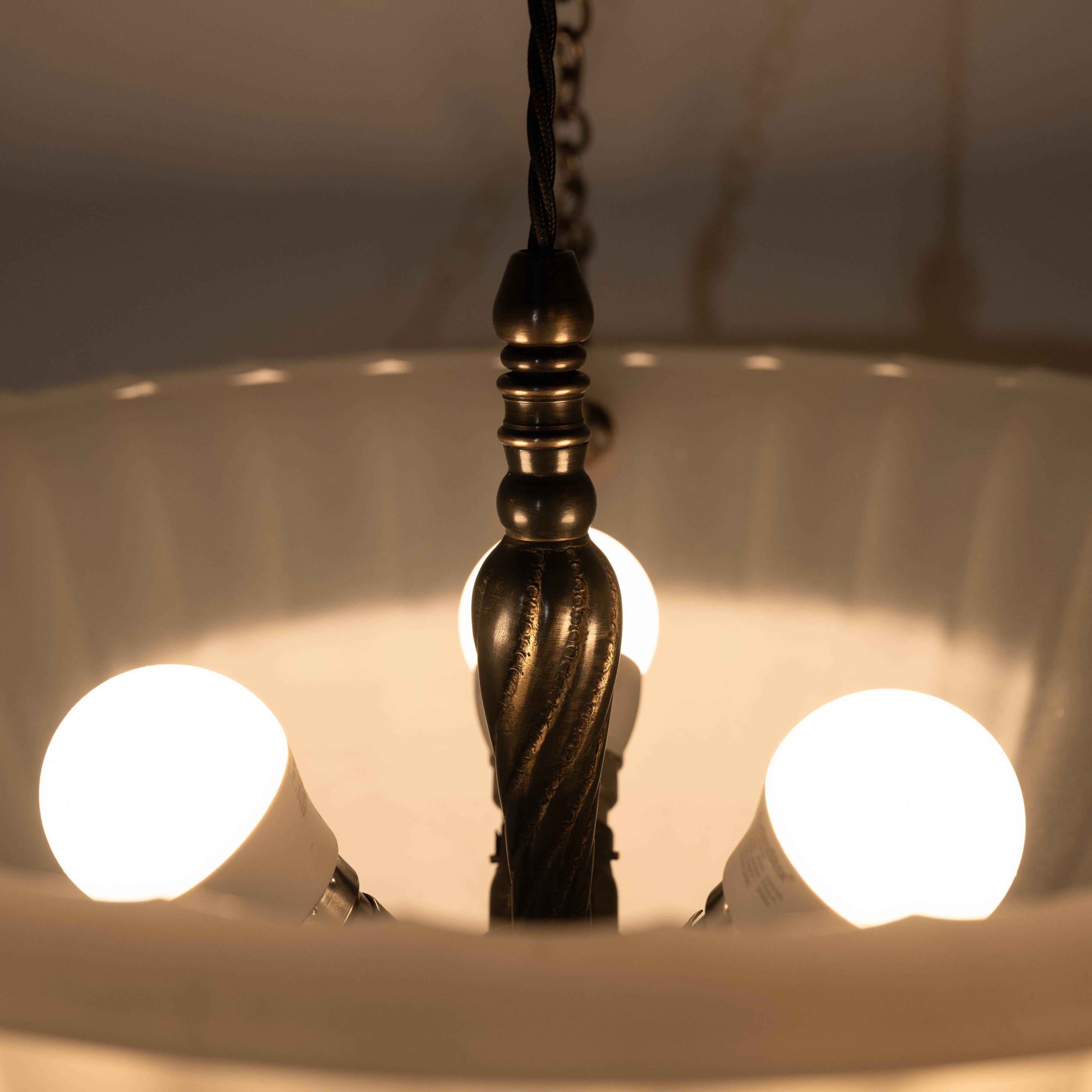 Raro Plafonnier con ciotola profonda in pietra di luna di Jefferson con accessori di qualità eccezionale in vendita 3