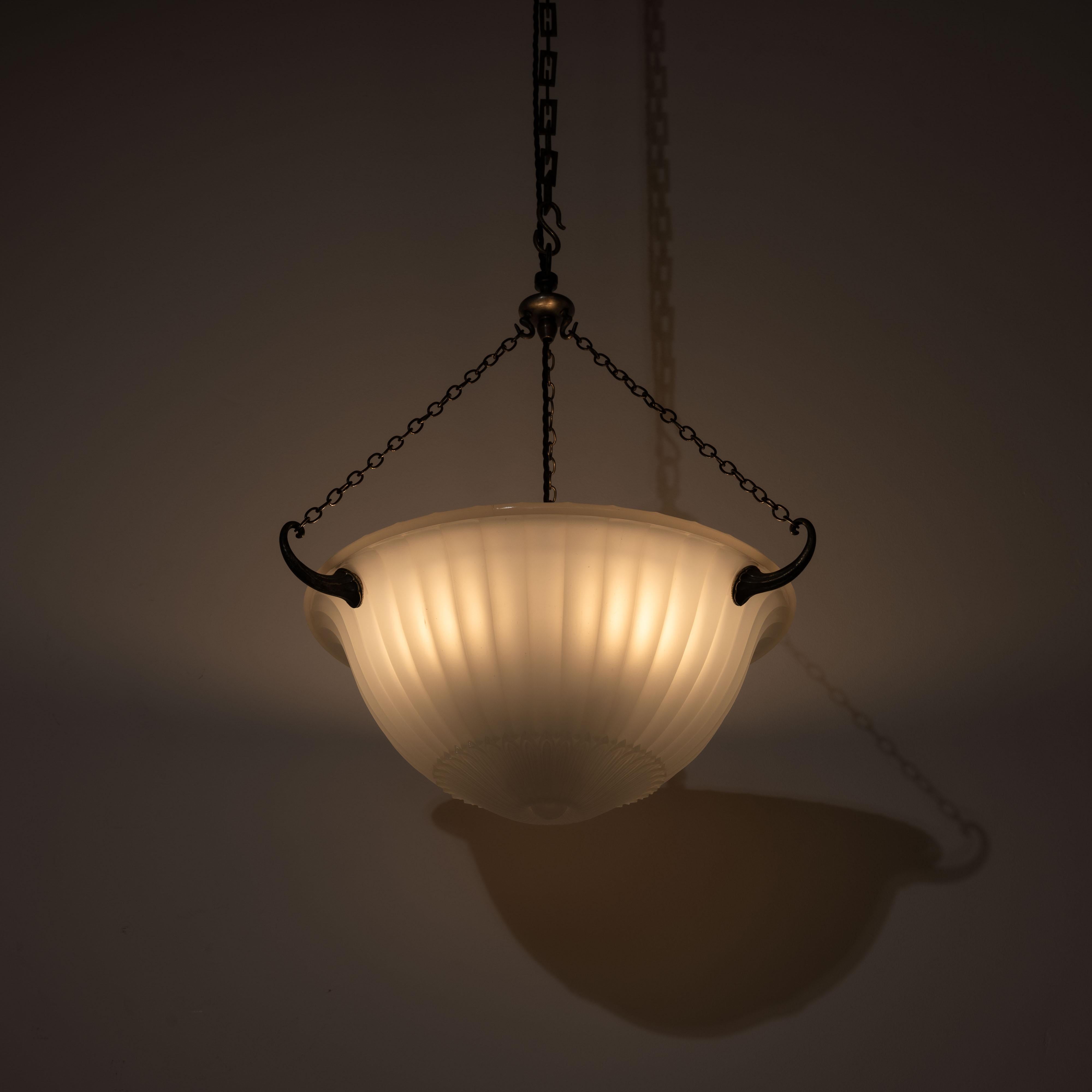 Raro Plafonnier con ciotola profonda in pietra di luna di Jefferson con accessori di qualità eccezionale in vendita 4