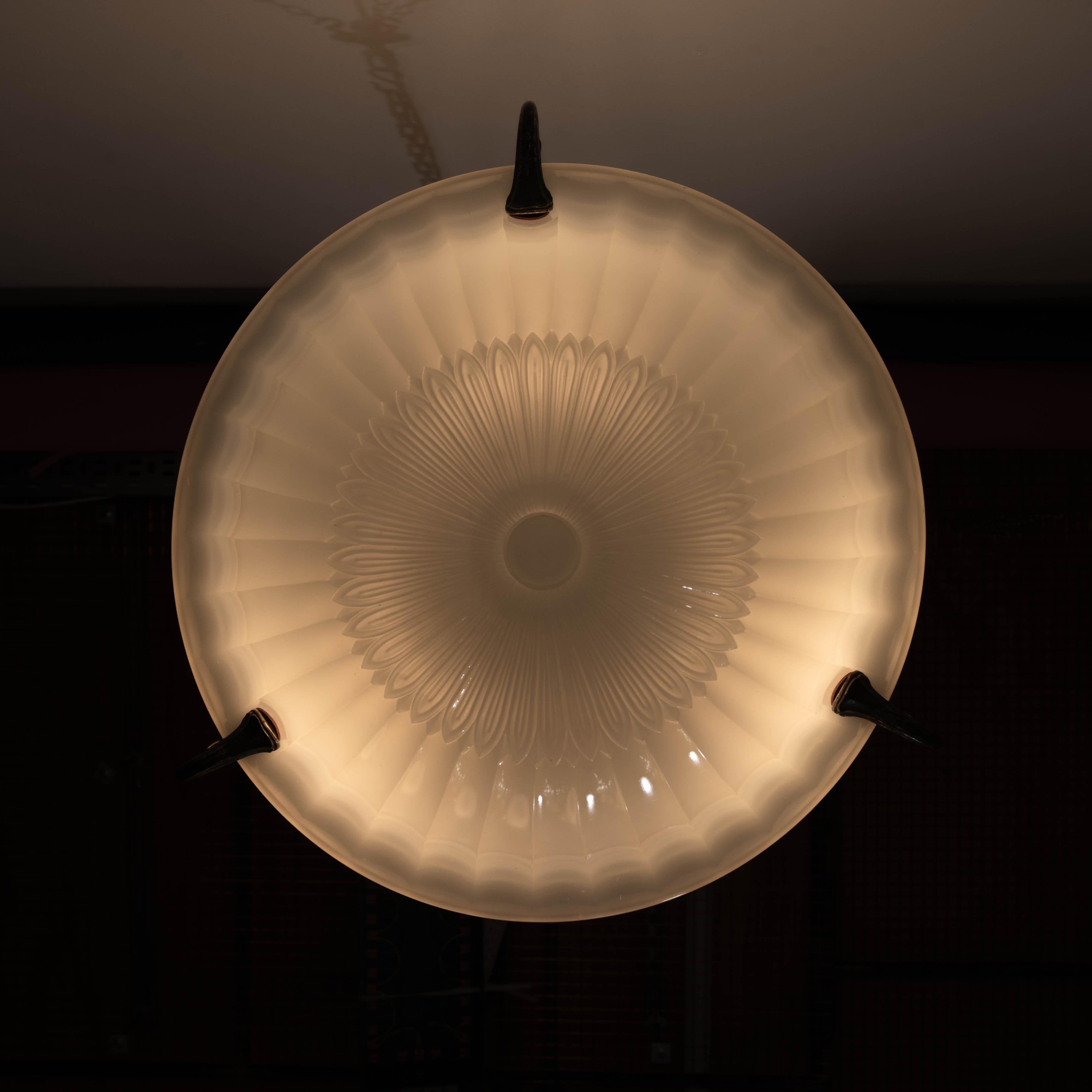 Raro Plafonnier con ciotola profonda in pietra di luna di Jefferson con accessori di qualità eccezionale in vendita 6