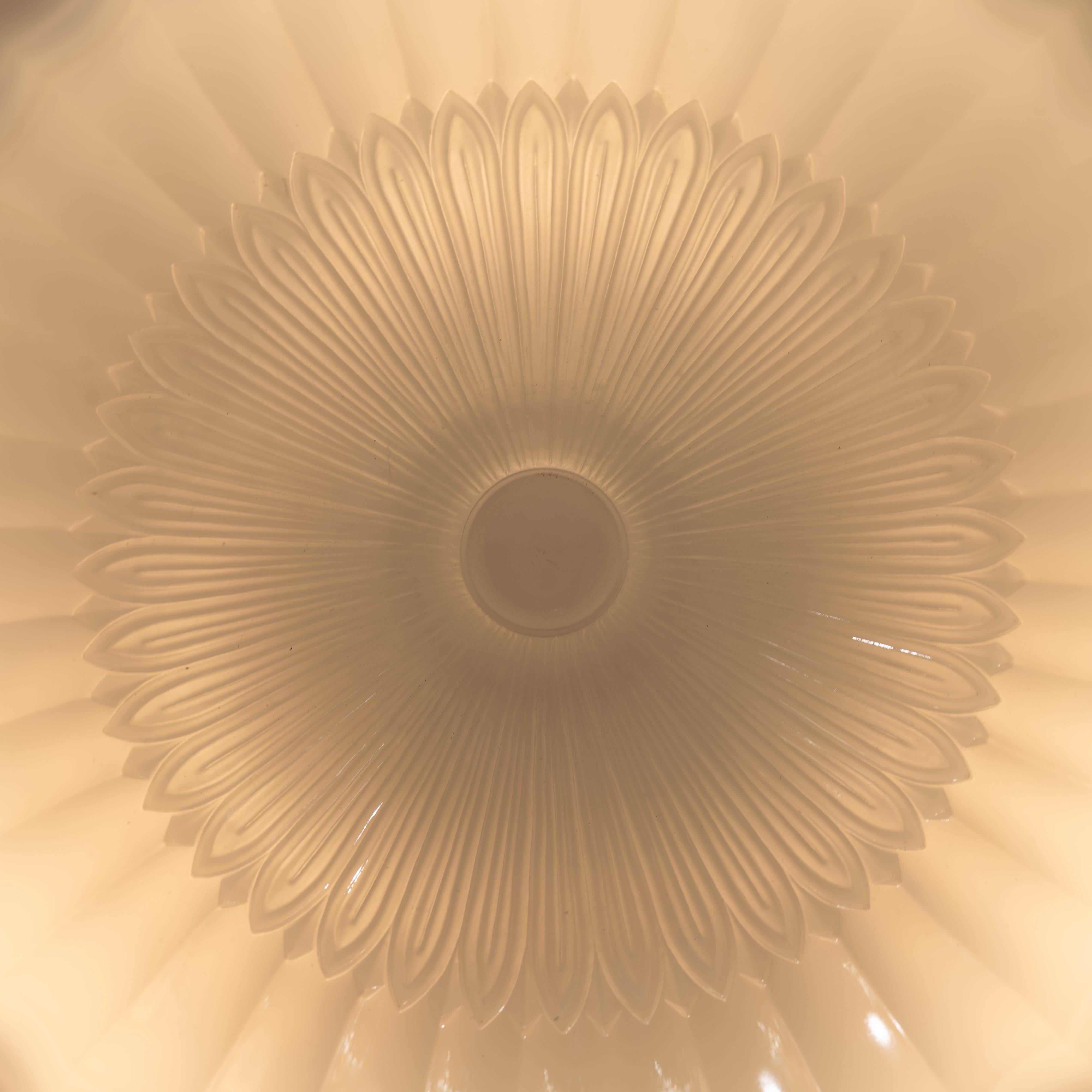 Raro Plafonnier con ciotola profonda in pietra di luna di Jefferson con accessori di qualità eccezionale in vendita 7