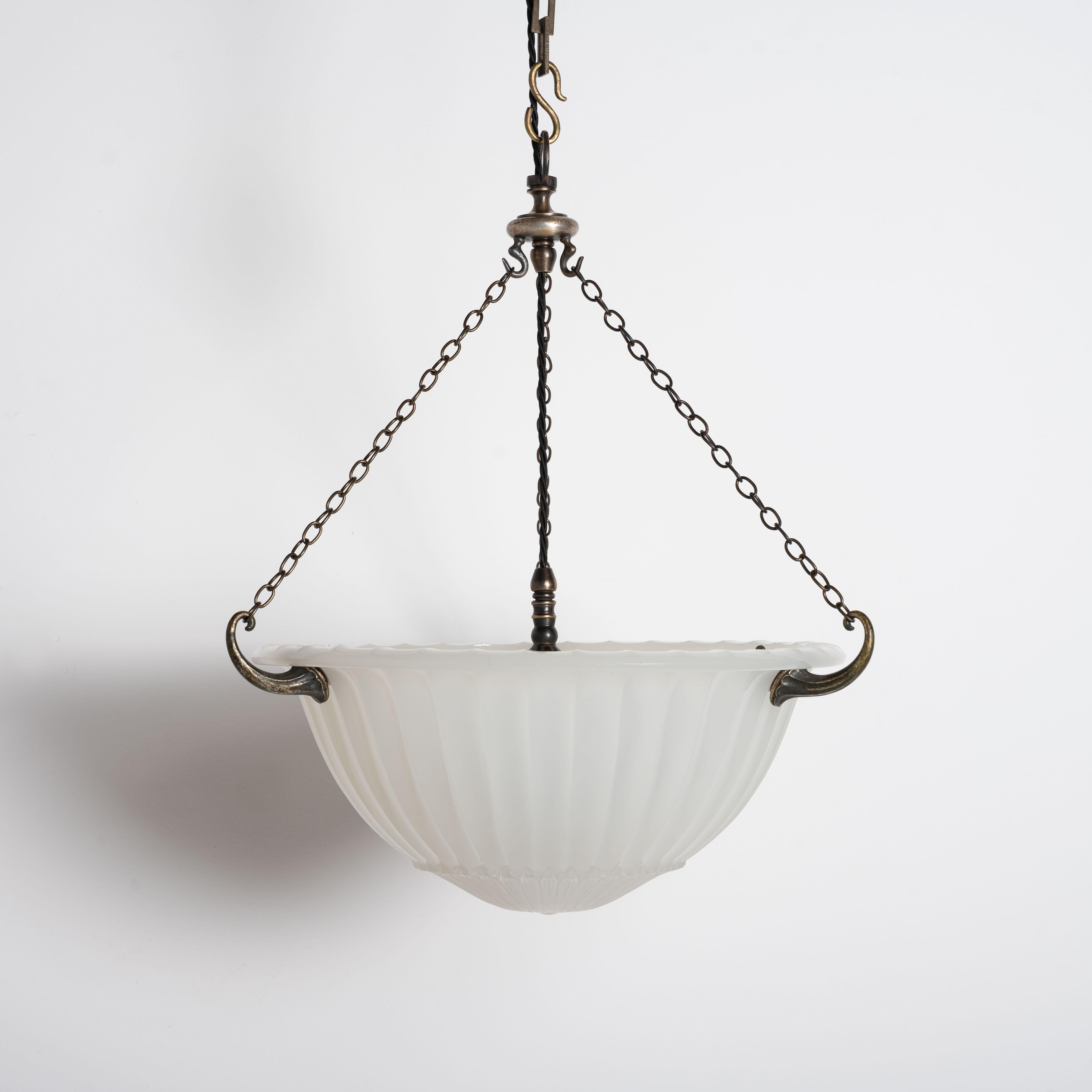 RARO PLAFONNIER CON CIOTOLA PROFONDA DA 16 POLLICI IN PIETRA DI LUNA DI JEFFERSON CON ACCESSORI FUSI DI QUALITÀ ECCEZIONALE

Un superbo e raro plafonnier Jefferson con ciotola profonda in pietra di luna, con un'impressionante ciotola scanalata di 16