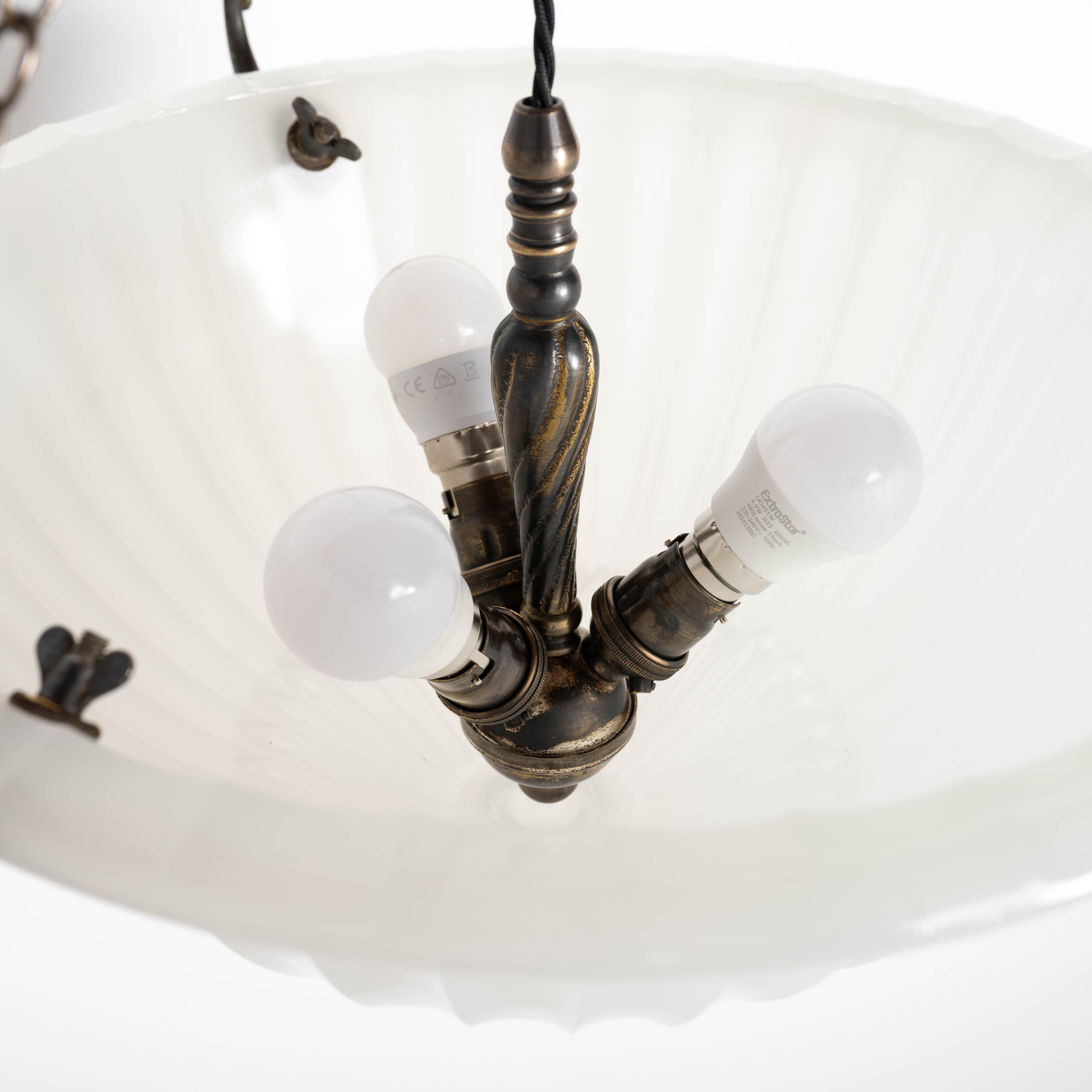 Art Nouveau Raro Plafonnier con ciotola profonda in pietra di luna di Jefferson con accessori di qualità eccezionale in vendita