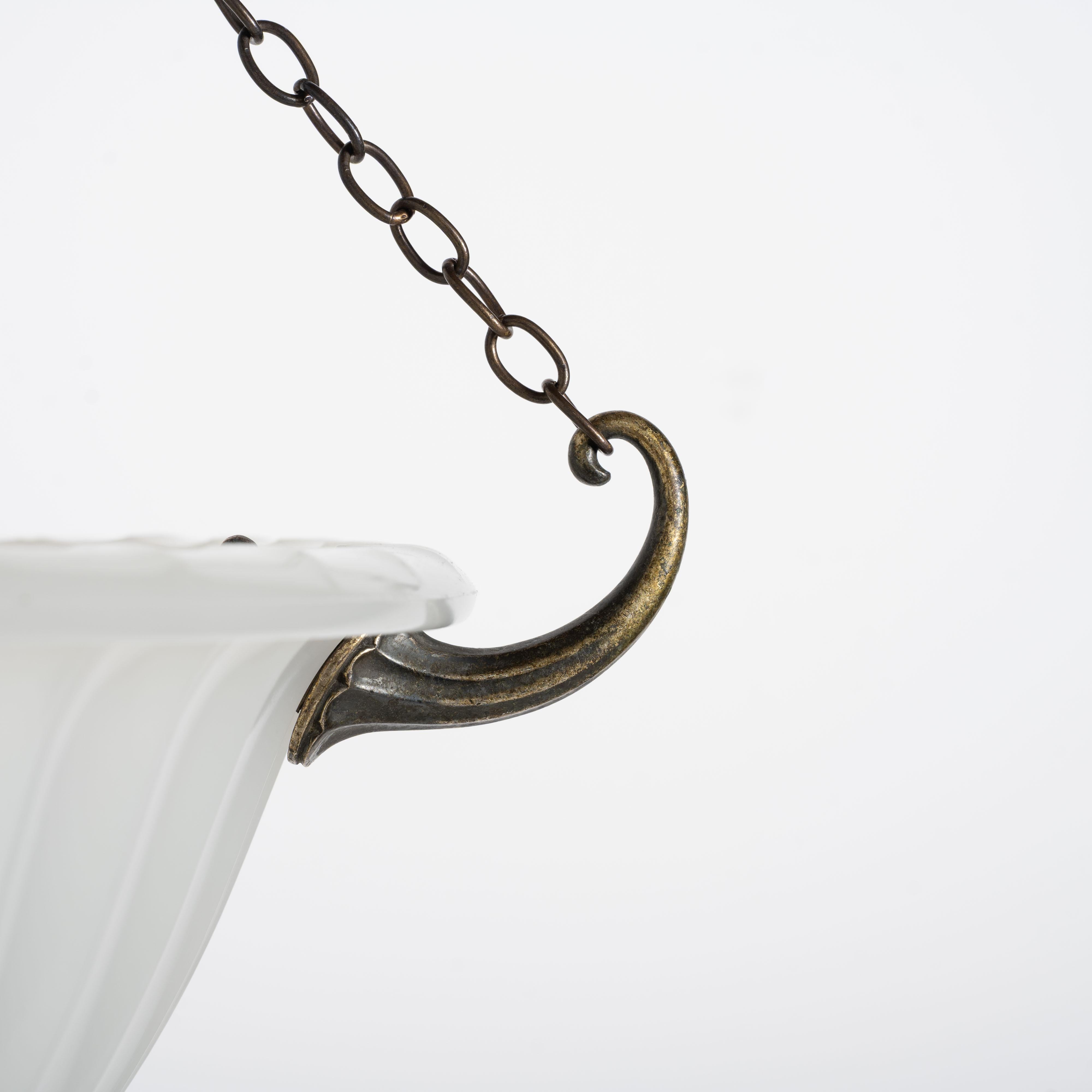 Britannico Raro Plafonnier con ciotola profonda in pietra di luna di Jefferson con accessori di qualità eccezionale in vendita