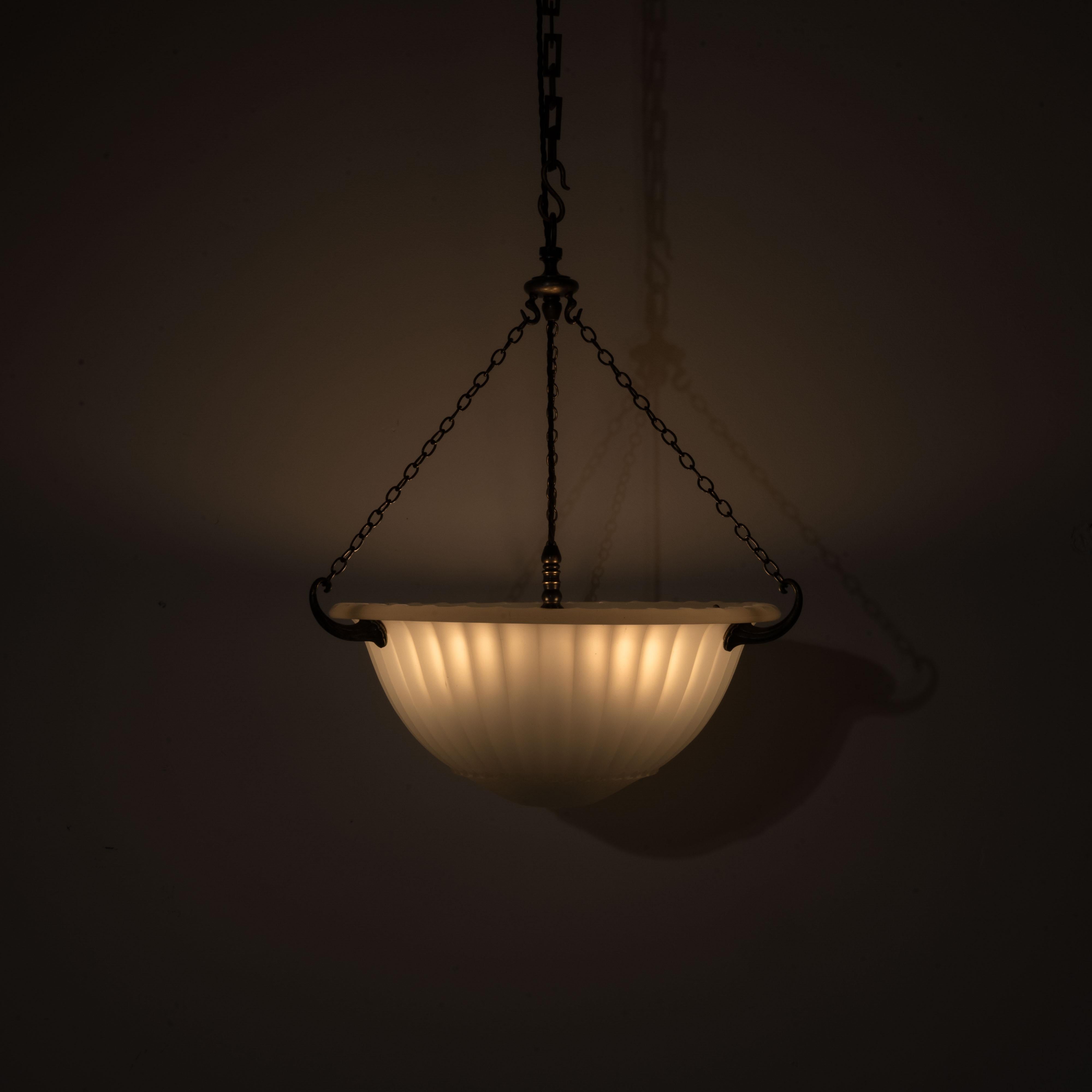 Ottone Raro Plafonnier con ciotola profonda in pietra di luna di Jefferson con accessori di qualità eccezionale in vendita