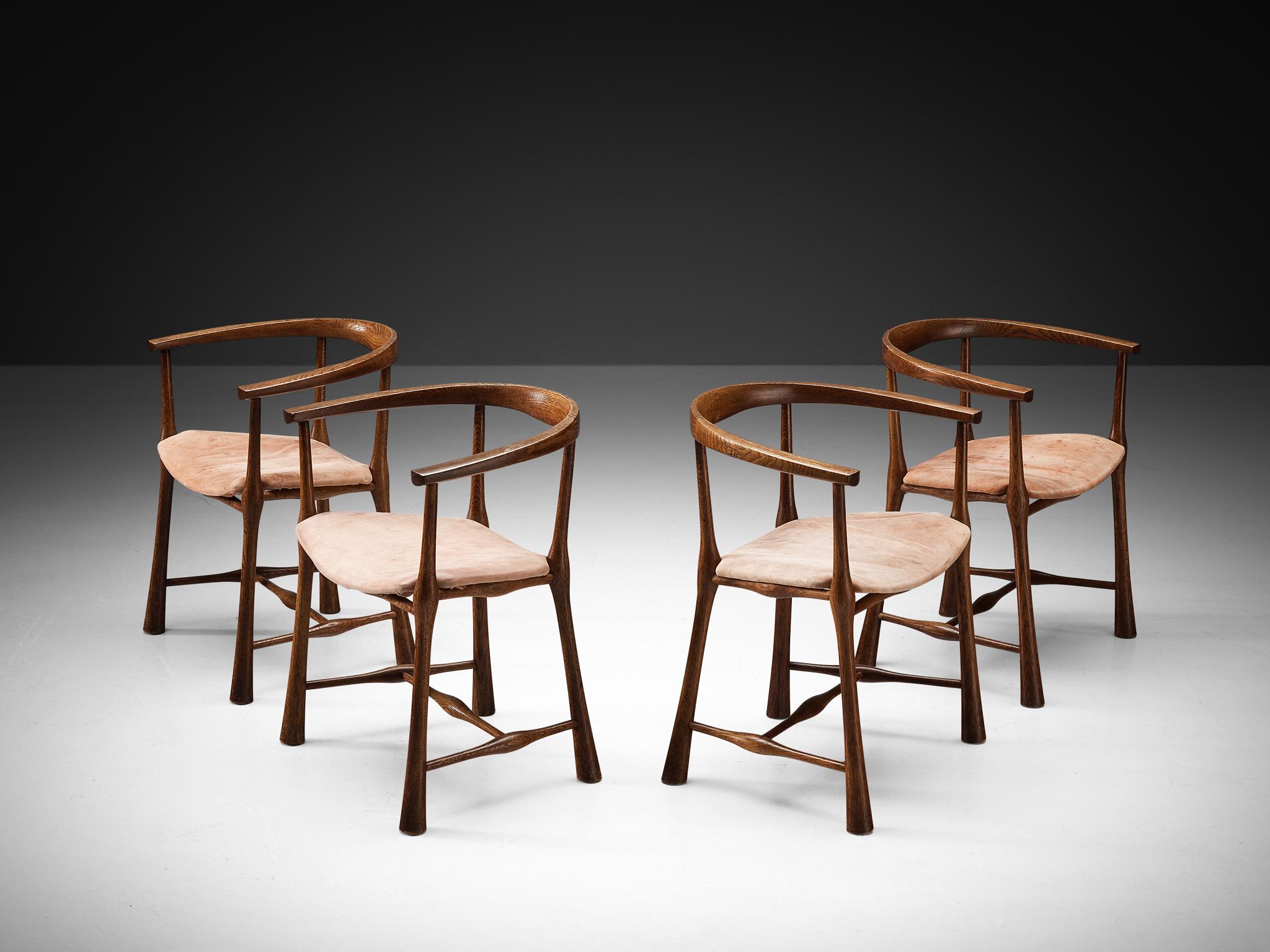 Jens Harald Quistgaard per Richard Nissen, set di quattro sedie da pranzo, quercia, pelle scamosciata, Langå, Danimarca, 1964

Lo scultore e designer danese Jens Harald Quistgaard (1919-2008) è particolarmente noto per il design di utensili da