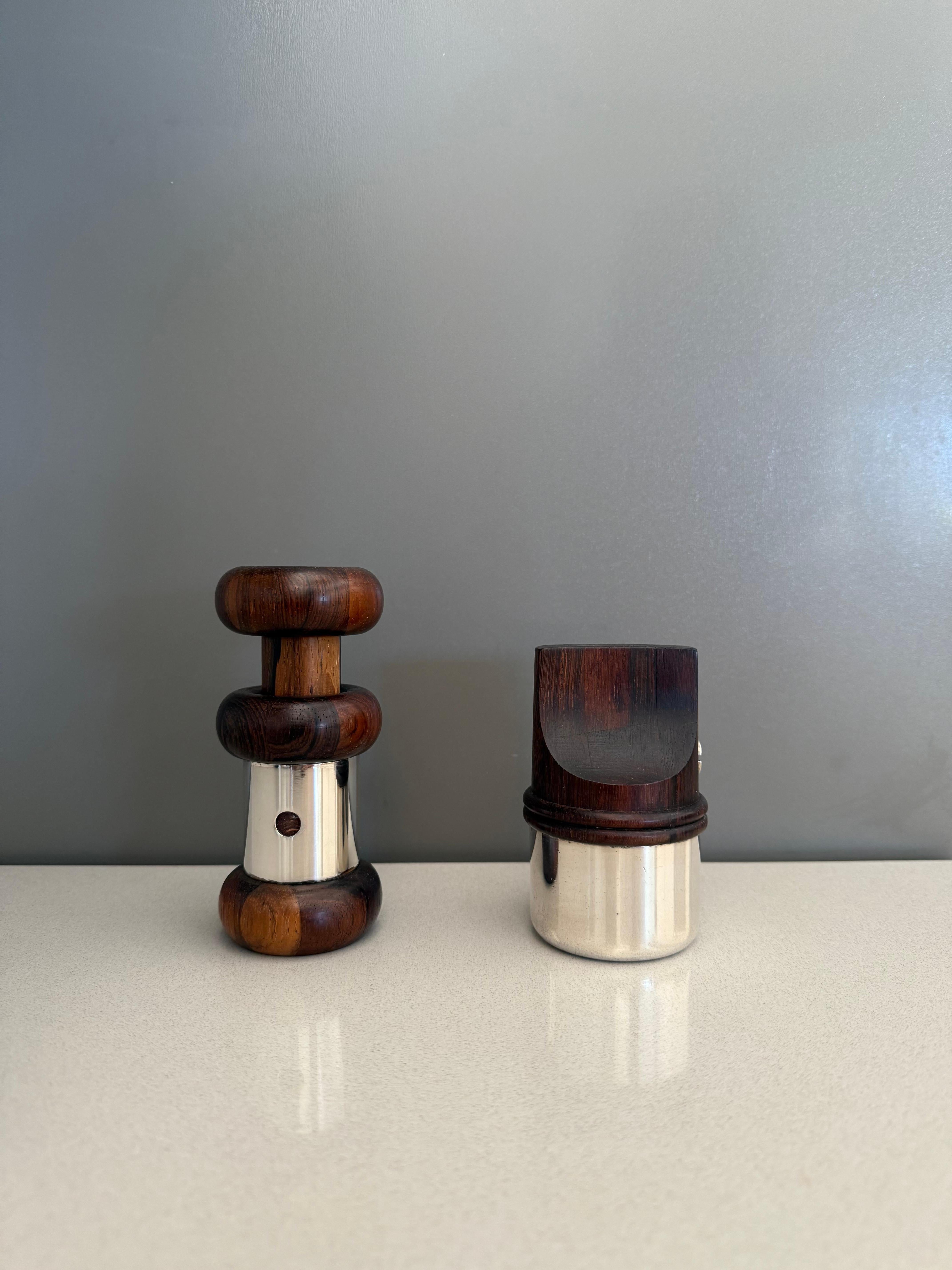 Seltene dänische Pfeffermühlen aus Palisanderholz und Sterlingsilber vom bekannten dänischen Designer Jens Quistgaard für Dansk. 
In schönem Zustand. Diese sind sehr sammelwürdig, beide haben die Metallmühlen und sind mit Dansk gestempelt.