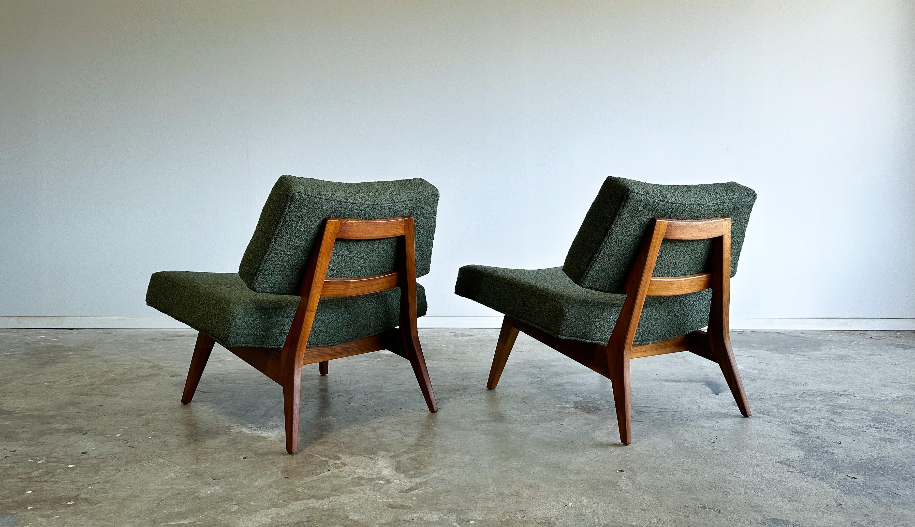 Mid-Century Modern Rare Jens Risom Lounge Chairs, Model U-416, Walnut and Bouclé, 1950s For Sale