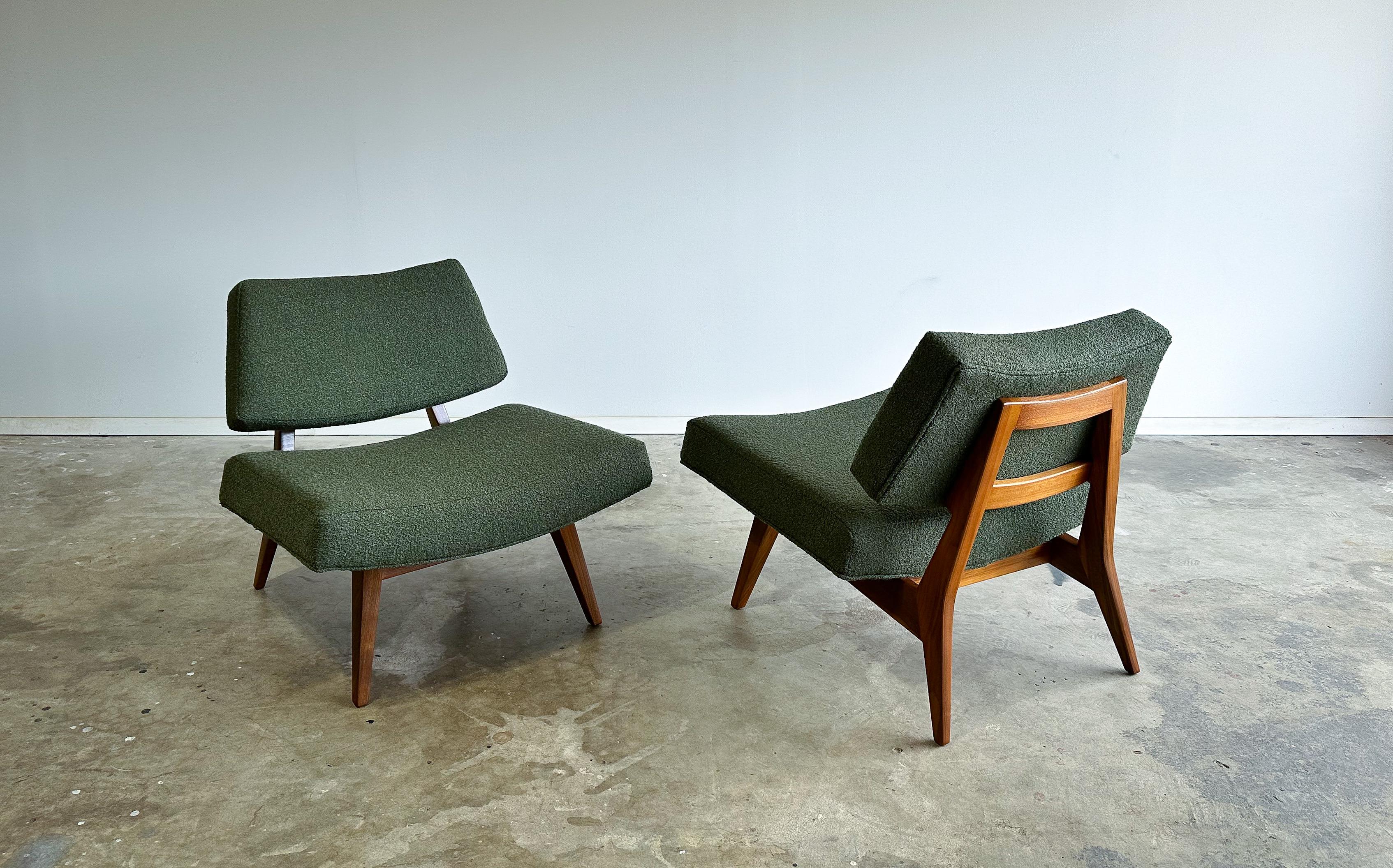 American Rare Jens Risom Lounge Chairs, Model U-416, Walnut and Bouclé, 1950s For Sale