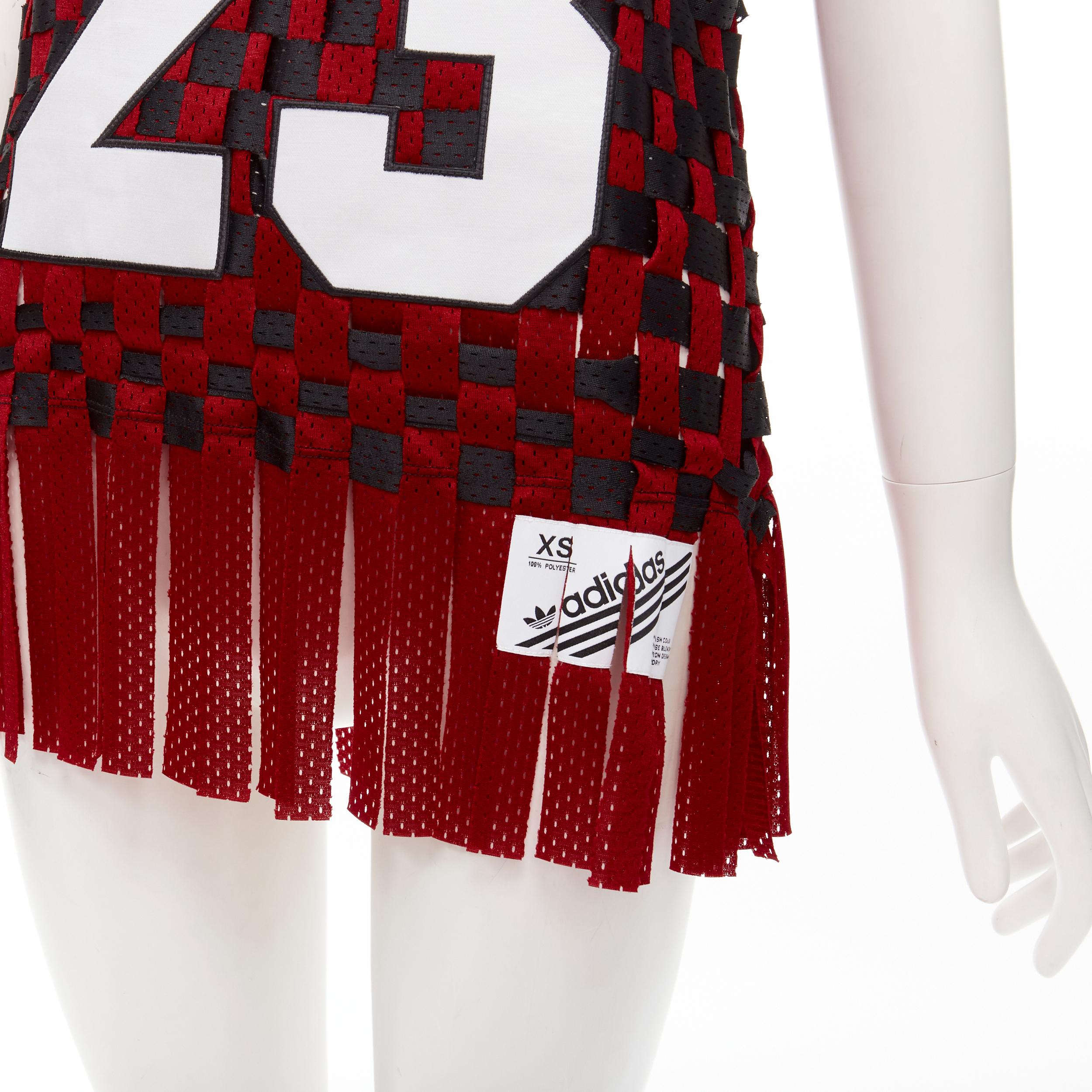 raro JEREMY SCOTT ADIDAS 23 negro rojo deconstruido tejido camiseta de baloncesto XS 
Referencia: ANWU/A00422 
Marca: Adidas 
Diseñador: Jeremy Scott 
Material: Poliéster 
Color: Rojo 
Patrón: A cuadros 
Detalle extra: Camiseta de baloncesto