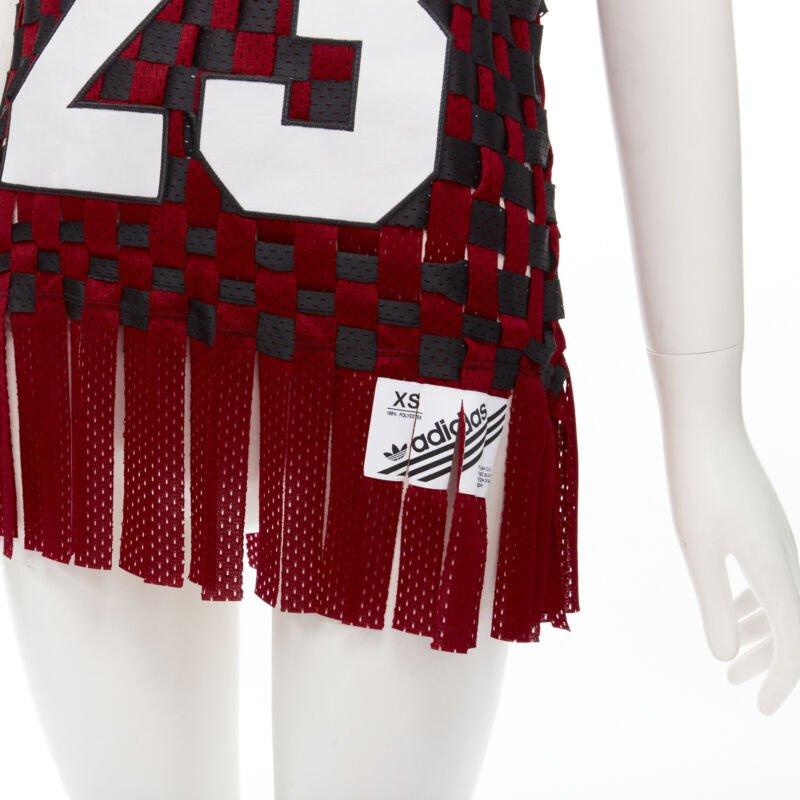 raro JEREMY SCOTT ADIDAS 23 negro rojo deconstruido tejido camiseta de baloncesto XS
Referencia: ANWU/A00422
Marca: Adidas
Diseñador: Jeremy Scott
Material: Poliéster
Color: Rojo, Negro
Patrón: A cuadros
Detalles adicionales: Camiseta de baloncesto