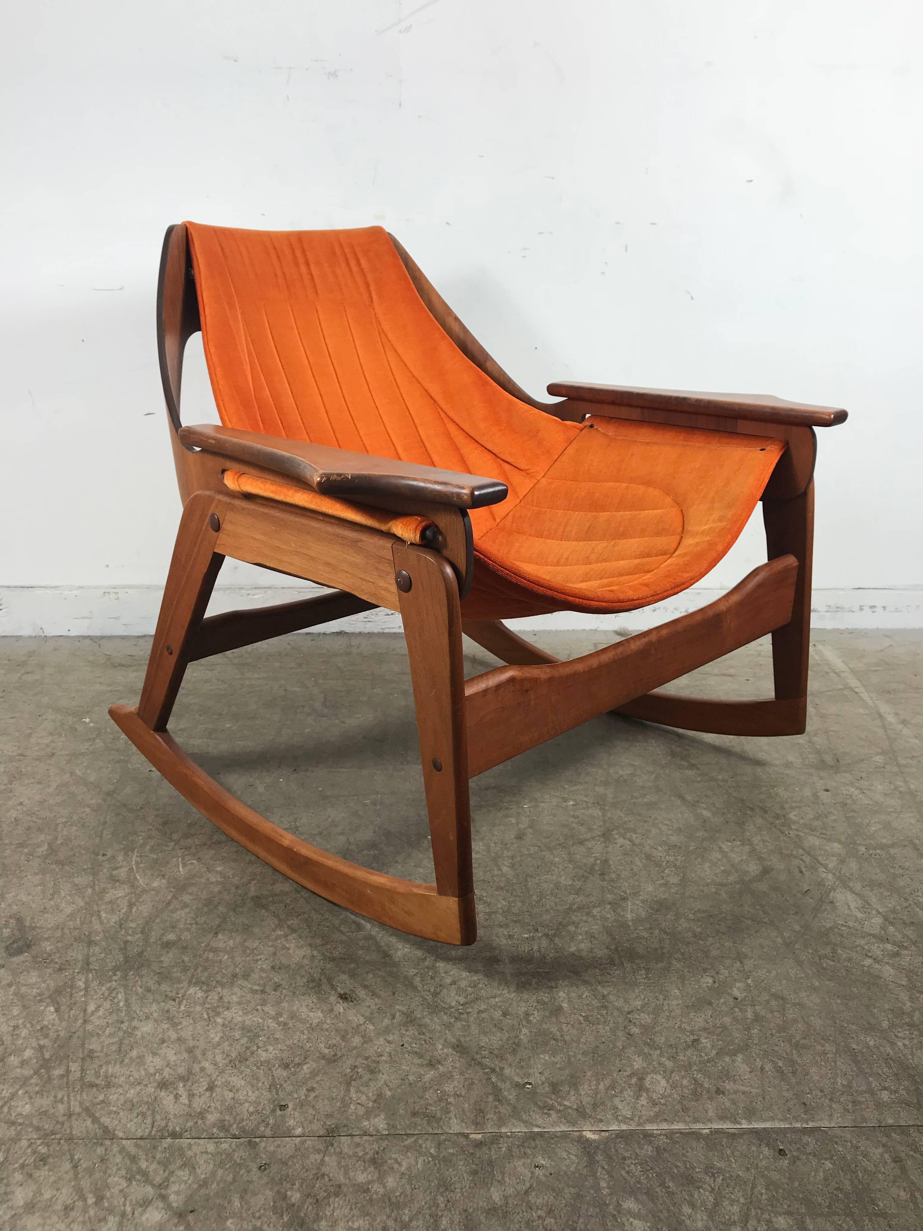 Mid-Century Modern Rare fauteuil à bascule en noyer du milieu du siècle de Jerry Johnson, années 1960