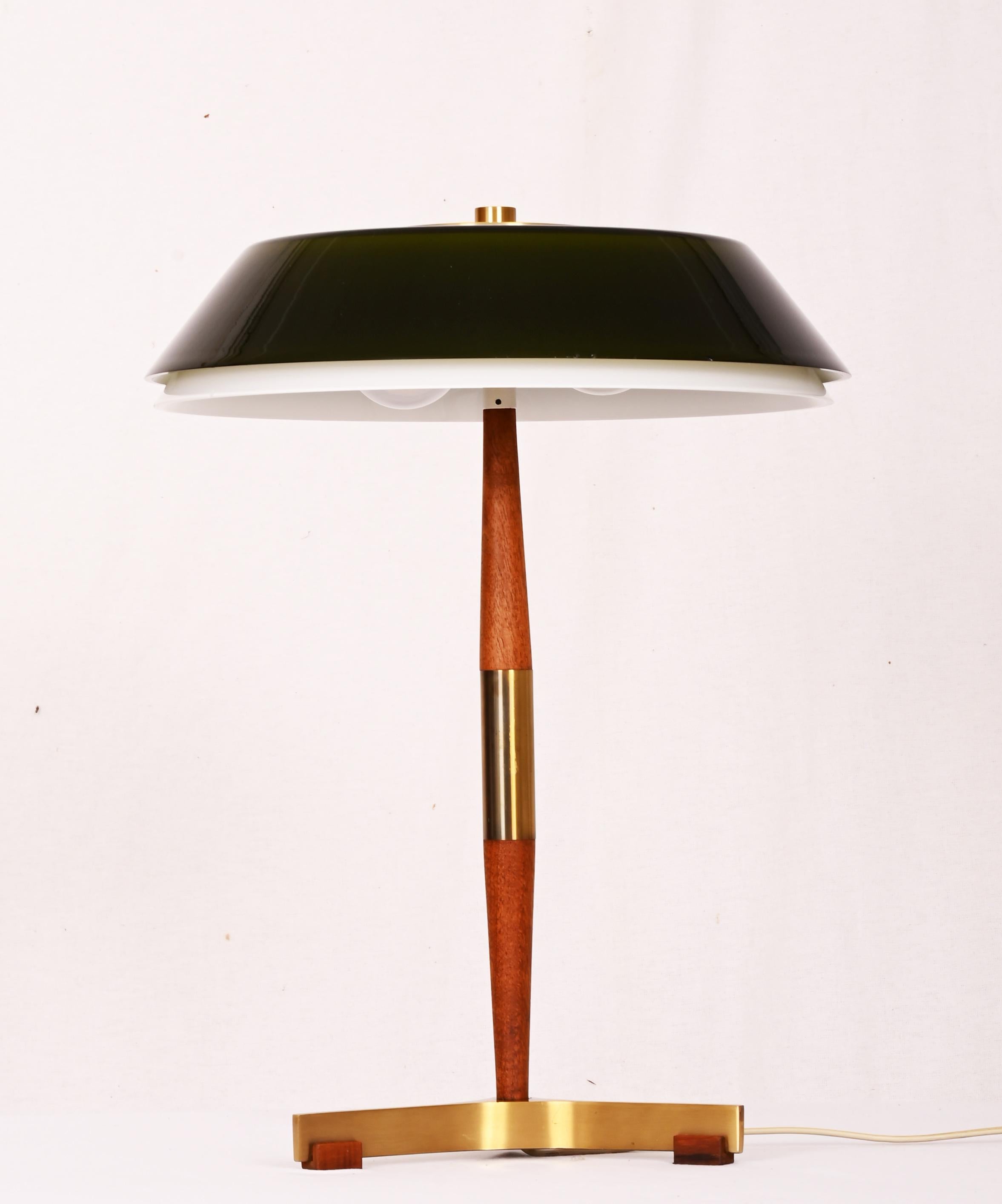Base in ottone/teak con 2 prese E27 fino a 60W ciascuna, doppio paralume in vetro verde e bianco. Disegnato da Hammerborg modello 