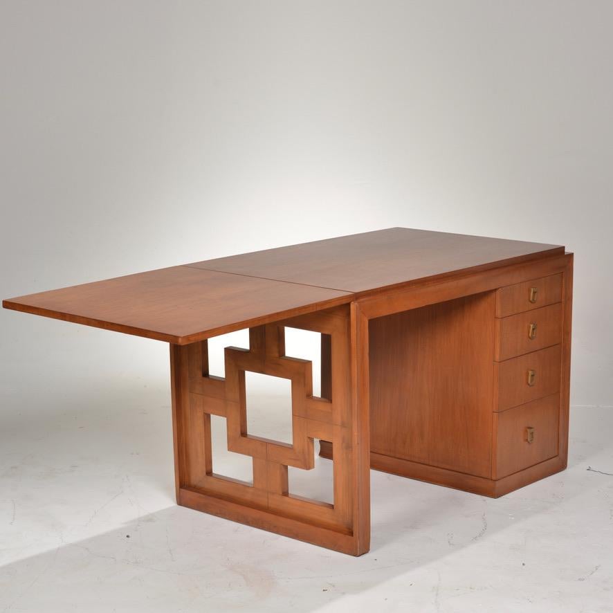 Johan Tapp entwarf diesen schönen Schreibtisch aus Koa-Holz für das Geschäft Gumps in San Francisco

Auf der rechten Seite befinden sich vier individuell dimensionierte Schubladen mit buchähnlichen Fronten und hübschen Messinggriffen. Auf der