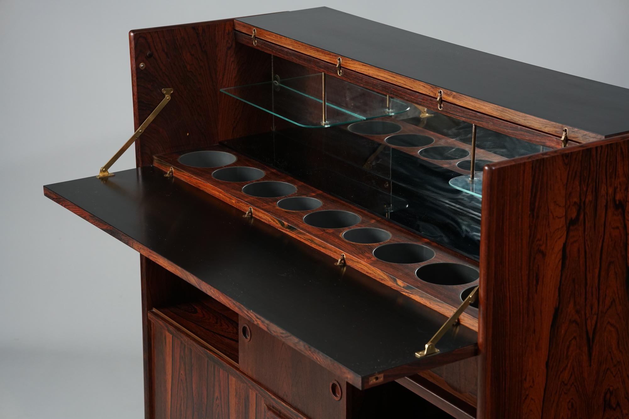 Rare Johannes Andersen bar model SK661 manufactured by J. Skaaning & Son from the 1960s. Rosewood with glass and brass details. Good vintage condition, minor patina and wear consistent with age and use. 

