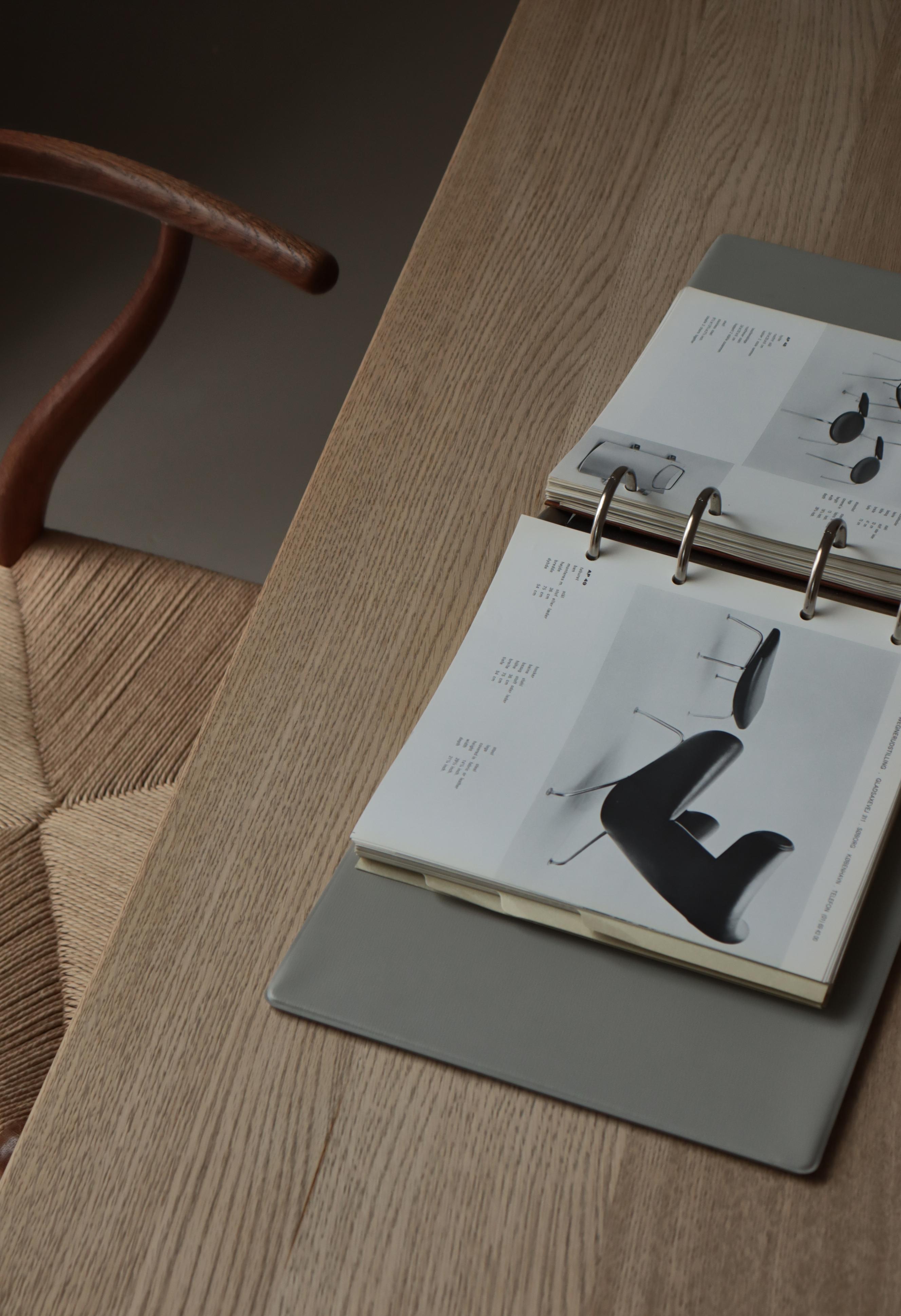 Raro catalogo da collezione dei produttori Hans J. Wegner degli anni '60 che documenta tutti i modelli Wegner realizzati dagli ebanisti Johannes Hansen, Andreas Tuck, P & A. Stolen, Carl Hansen & Sons, Ry Møbler & Son. Diapositive in carta di alta