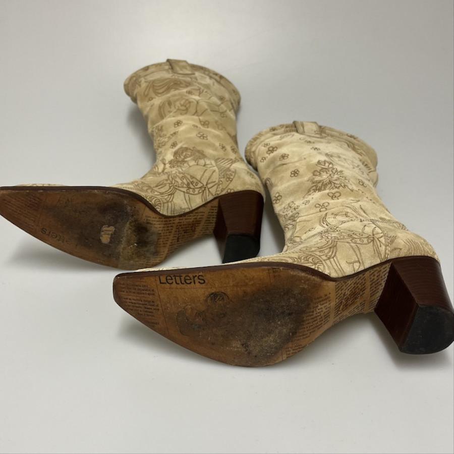 Incredible JOHN GALLIANO beige suede boots
Condition: very good
Made in Italy
Material: suede
Color : beige
Size: 36FR
Dimensions: heel 7.5 cm, shaft height without heel 26 cm
Year: vintage
Details: japanese-inspired designs, iconic gazette-print