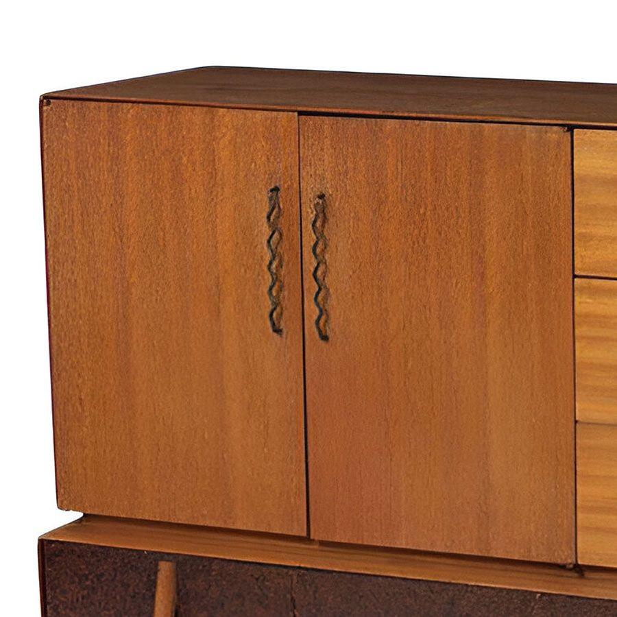 Questo buffet o credenza in stile Mid-Century Modern di John Keal per Brown Saltman presenta tre cassetti e un armadietto dietro una coppia di doppie ante. Il mobile poggia su un grande cassetto centrale scolpito.

 