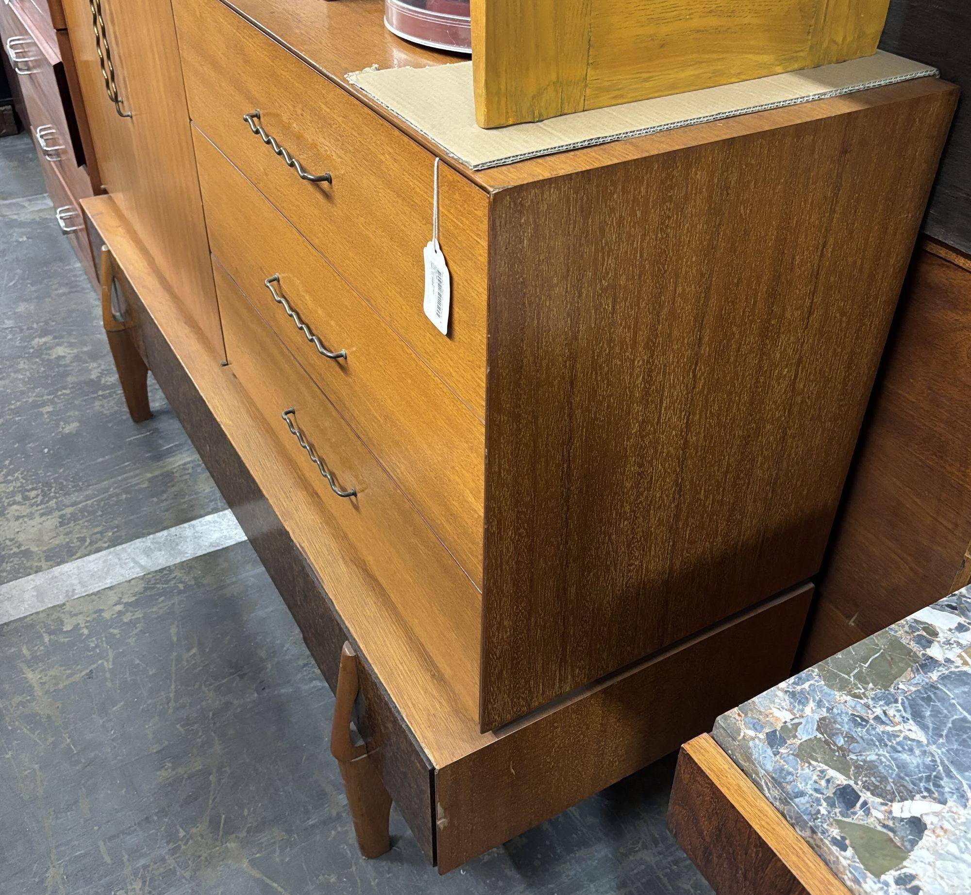 Ottone Raro buffet o credenza John Keal per Brown Saltman in vendita