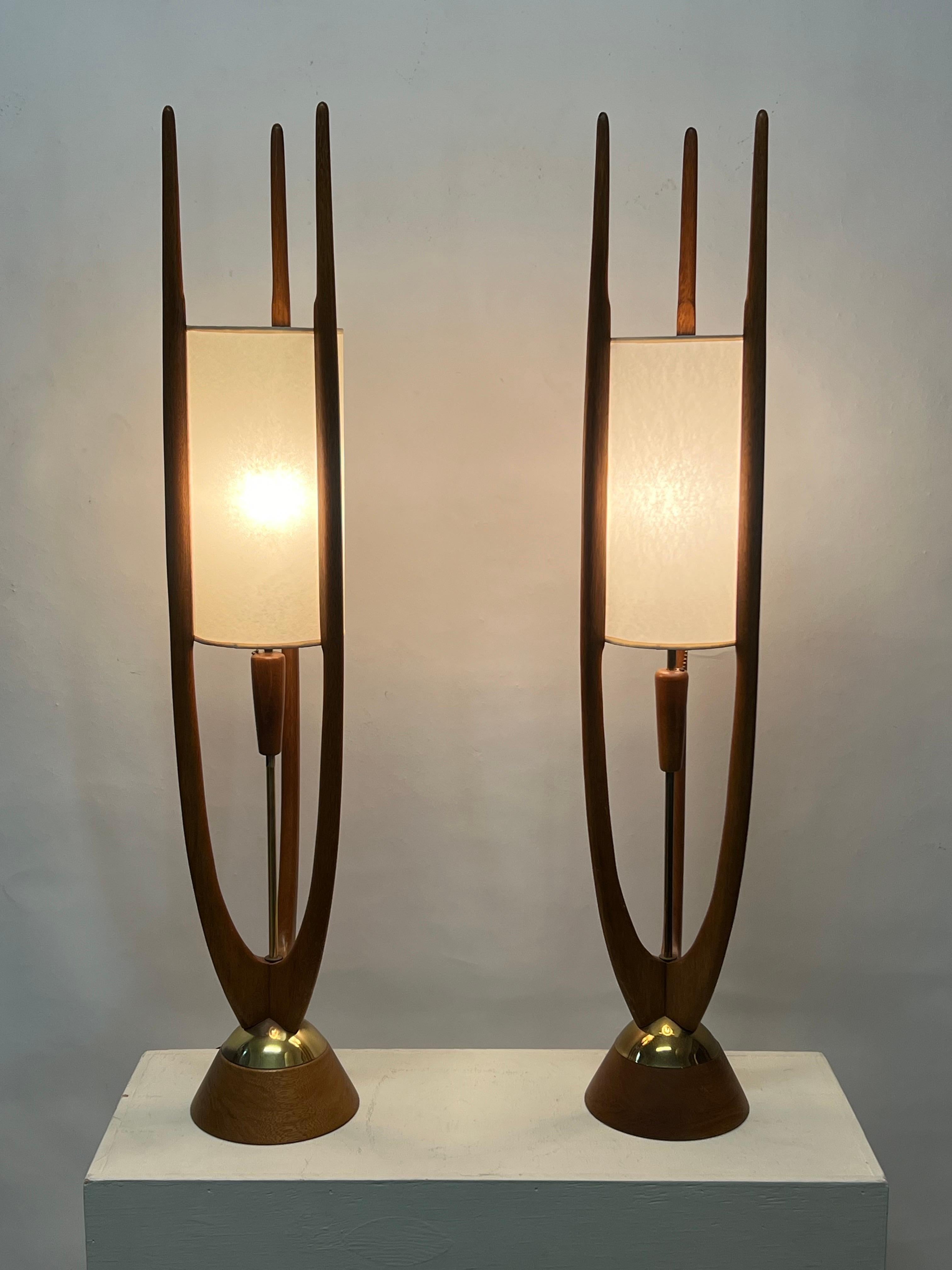 Milieu du XXe siècle John Keal rares lampes de bureau en bois et laiton des années 1960 en vente
